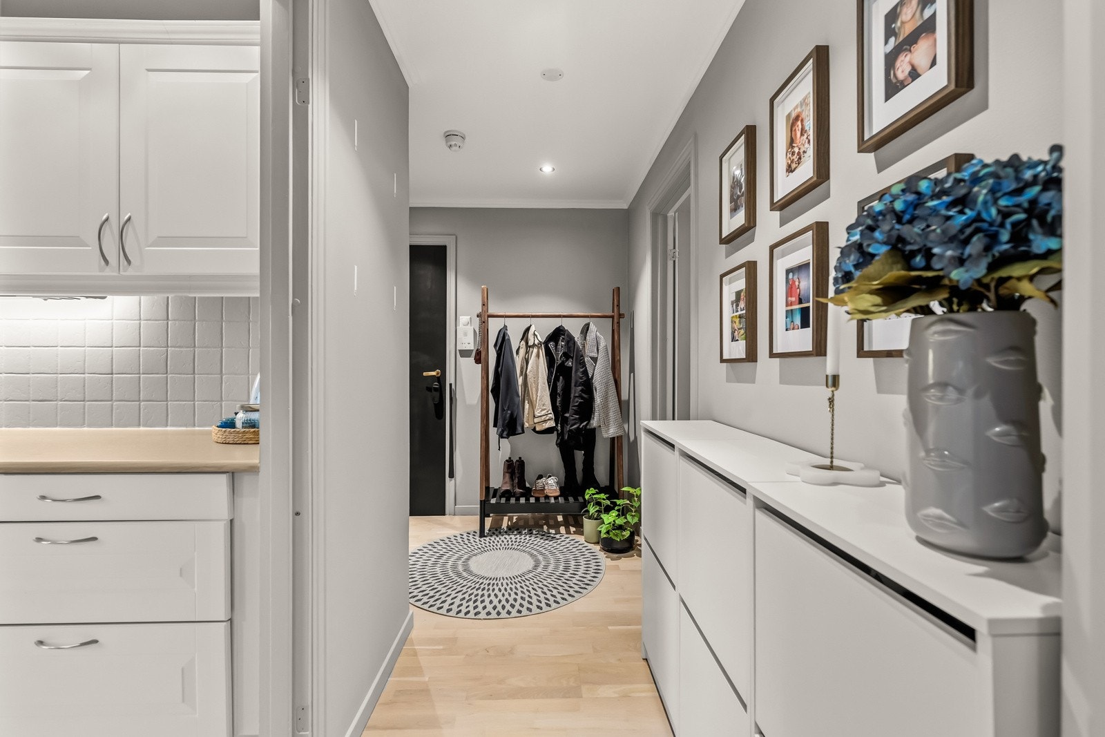 Kjøkkenet ligger adskilt fra stuen Galleribilde