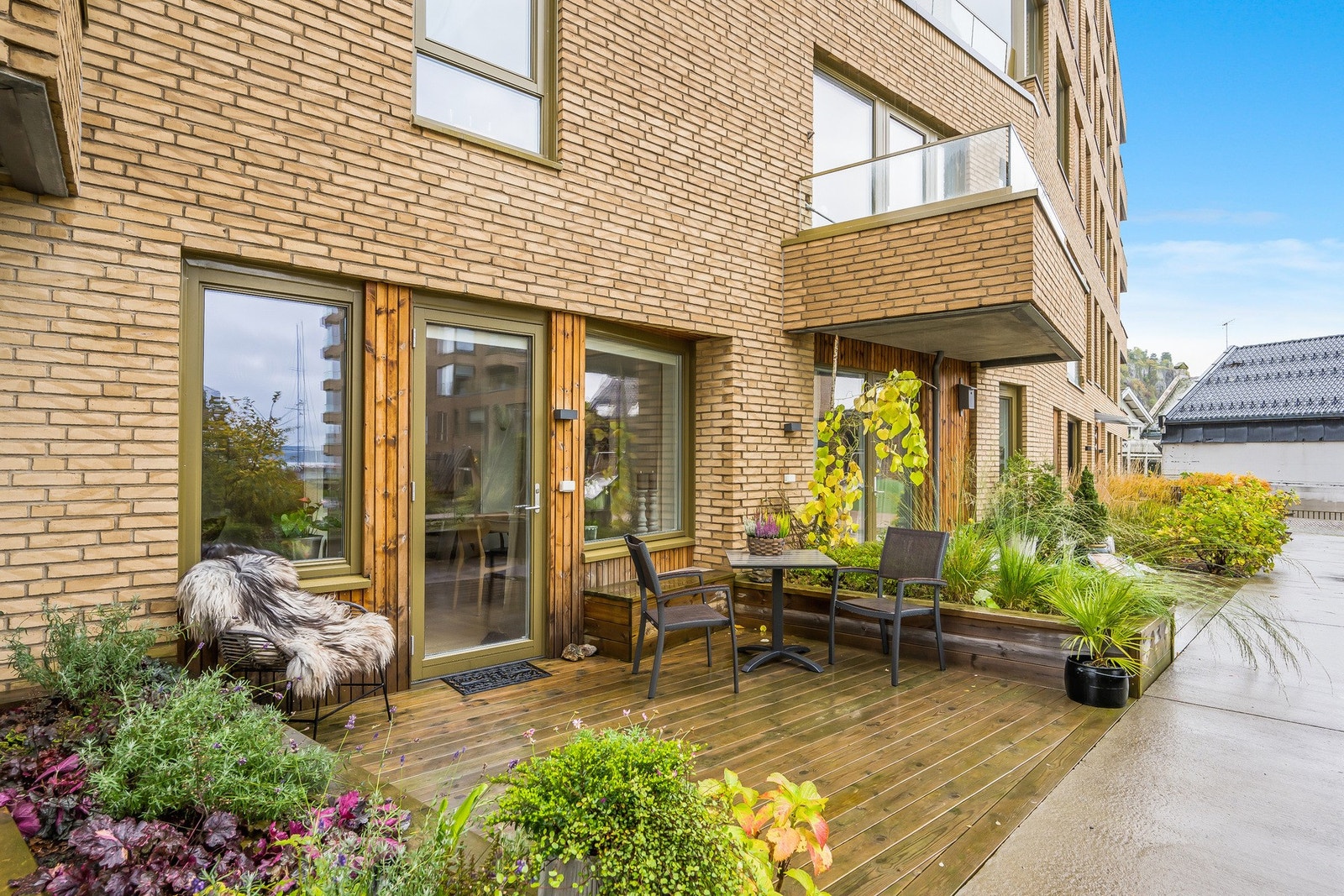 Terrassen byr på plass for sittegruppe. Galleribilde