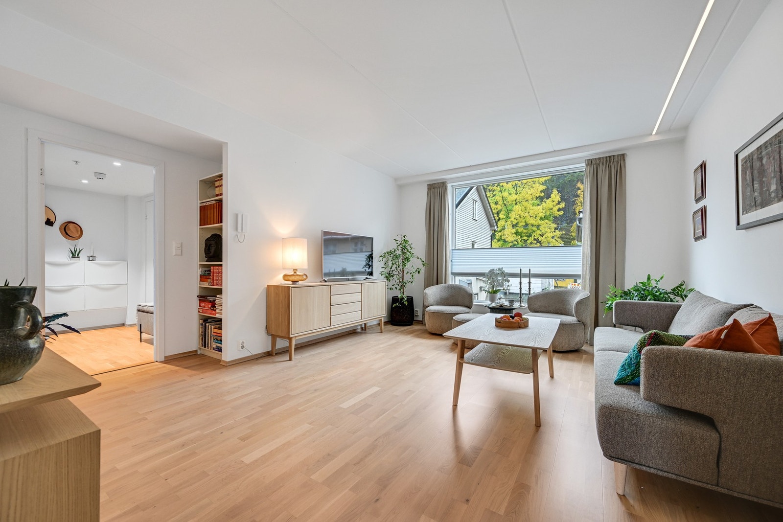 Andreas Rasch Wegger v/PrivatMegleren Holmestrand ønsker velkommen til Tordenskjoldsgate 5! Foto: Kristian T. Bollæren Galleribilde