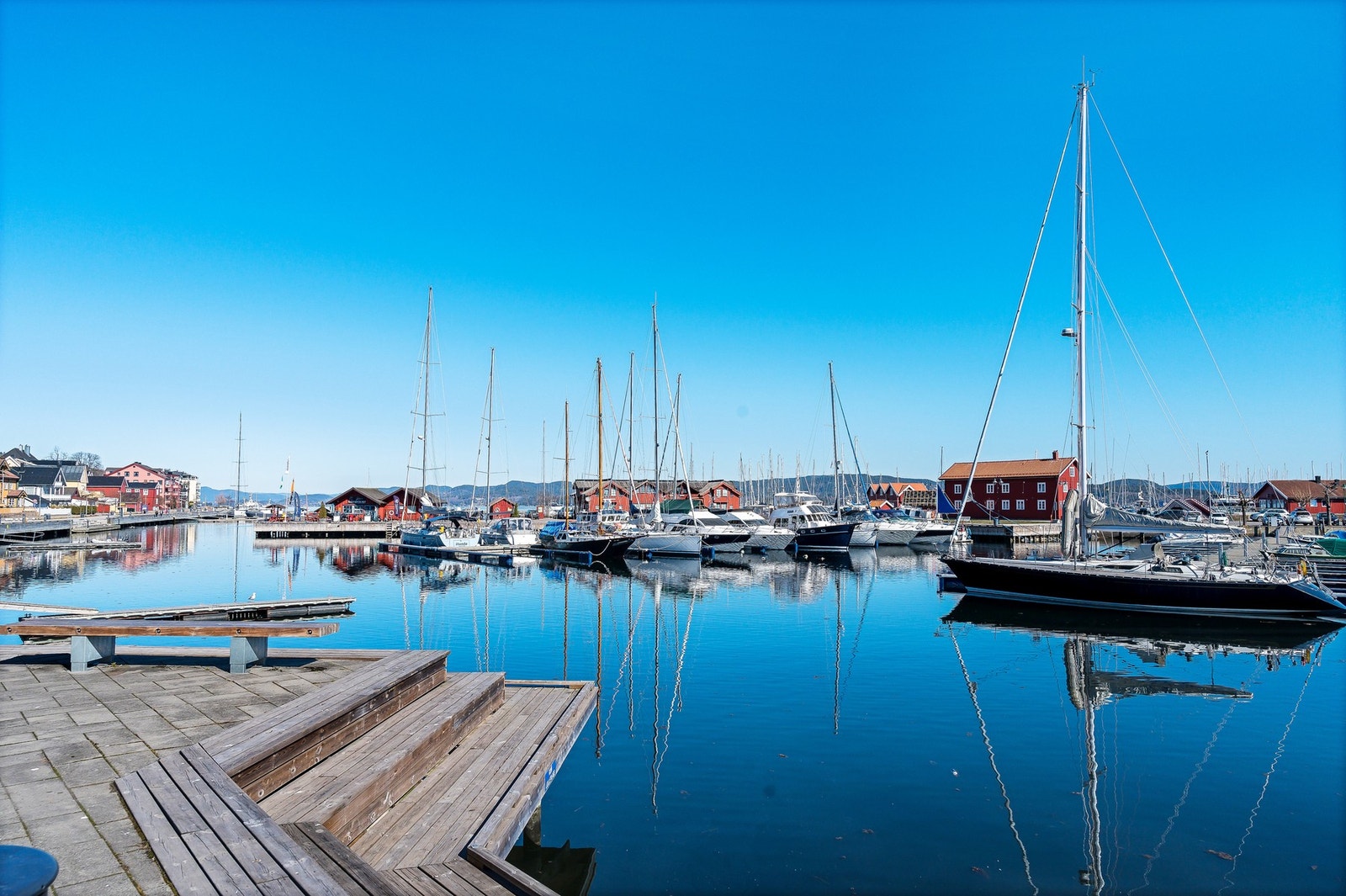 Dagligvareforretninger, butikker, bibliotek, restauranter og kaféer finner du rett rundt hjørnet. Galleribilde
