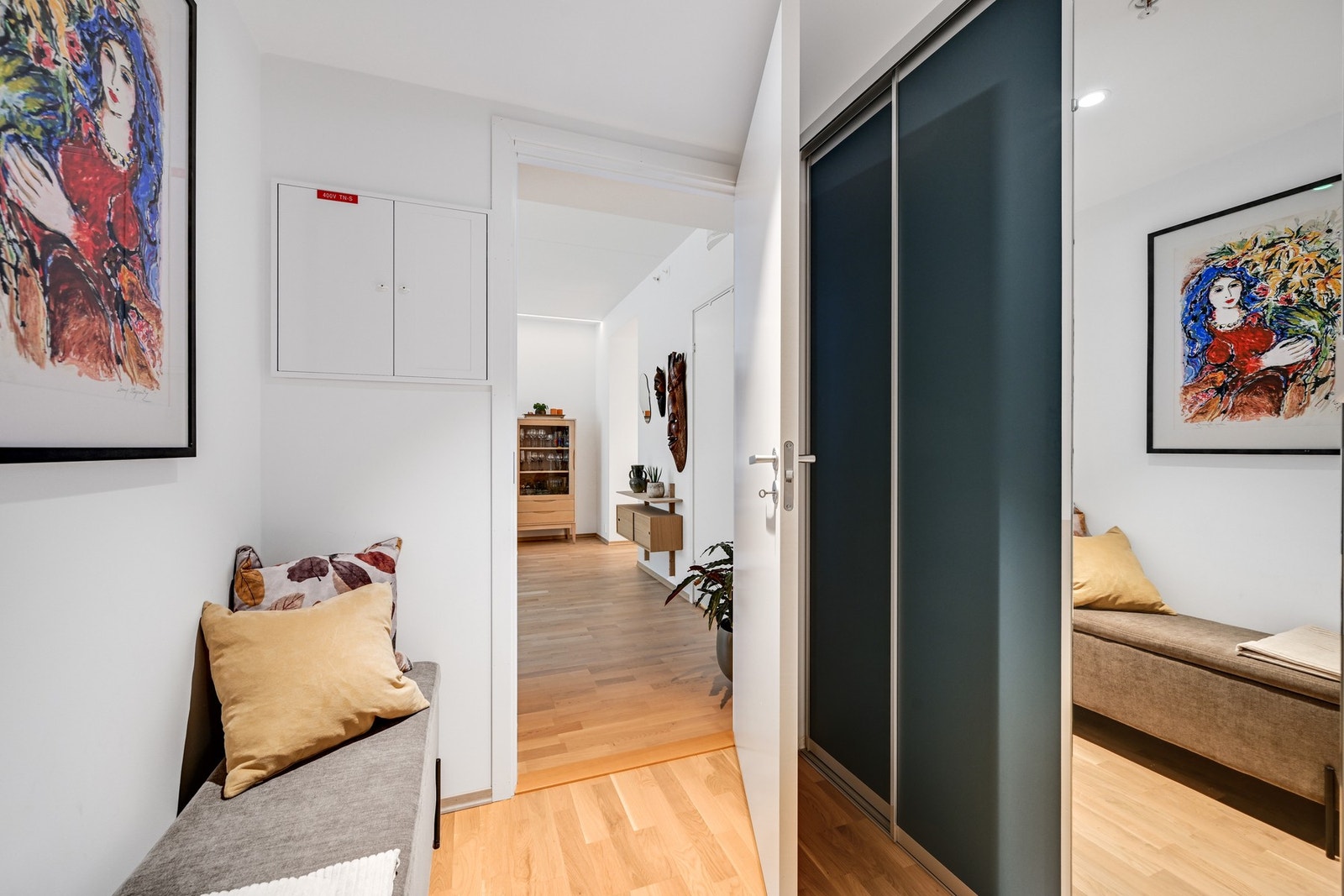 Her ser vi fra entréen og inn mot stuen - her er det skyvedørsgarderobe. Galleribilde