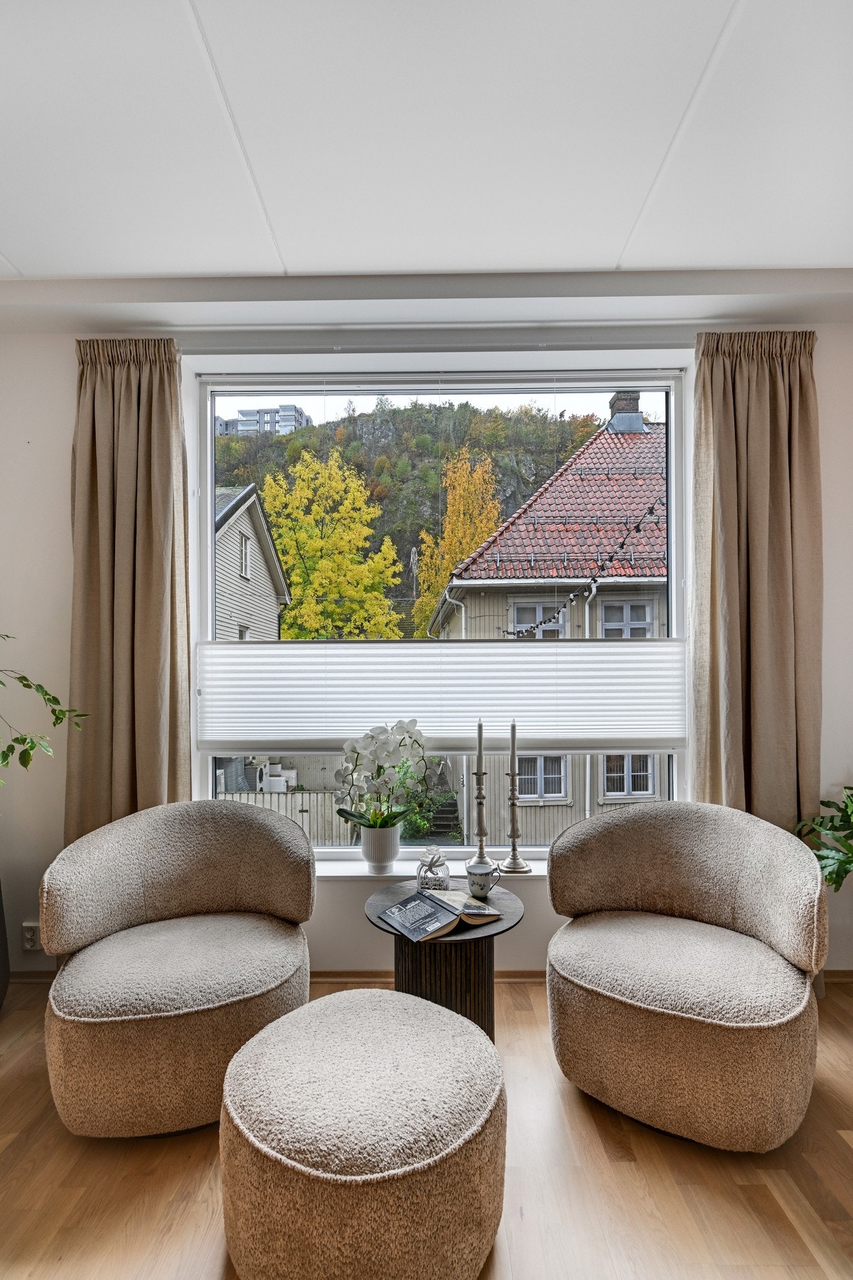 Stort vindu slipper rikelig med lys inn i rommet. Galleribilde