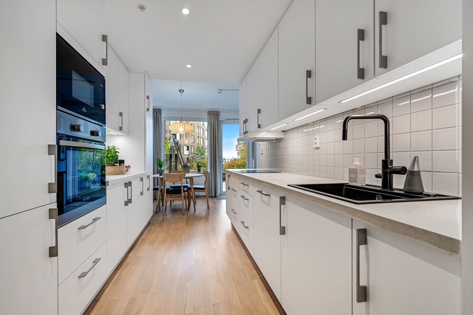 Her er det nedfelt platetopp, ventilator, integrert stekeovn, mikrobølgeovn, oppvaskmaskin og kjøl-/fryseskap. Galleribilde