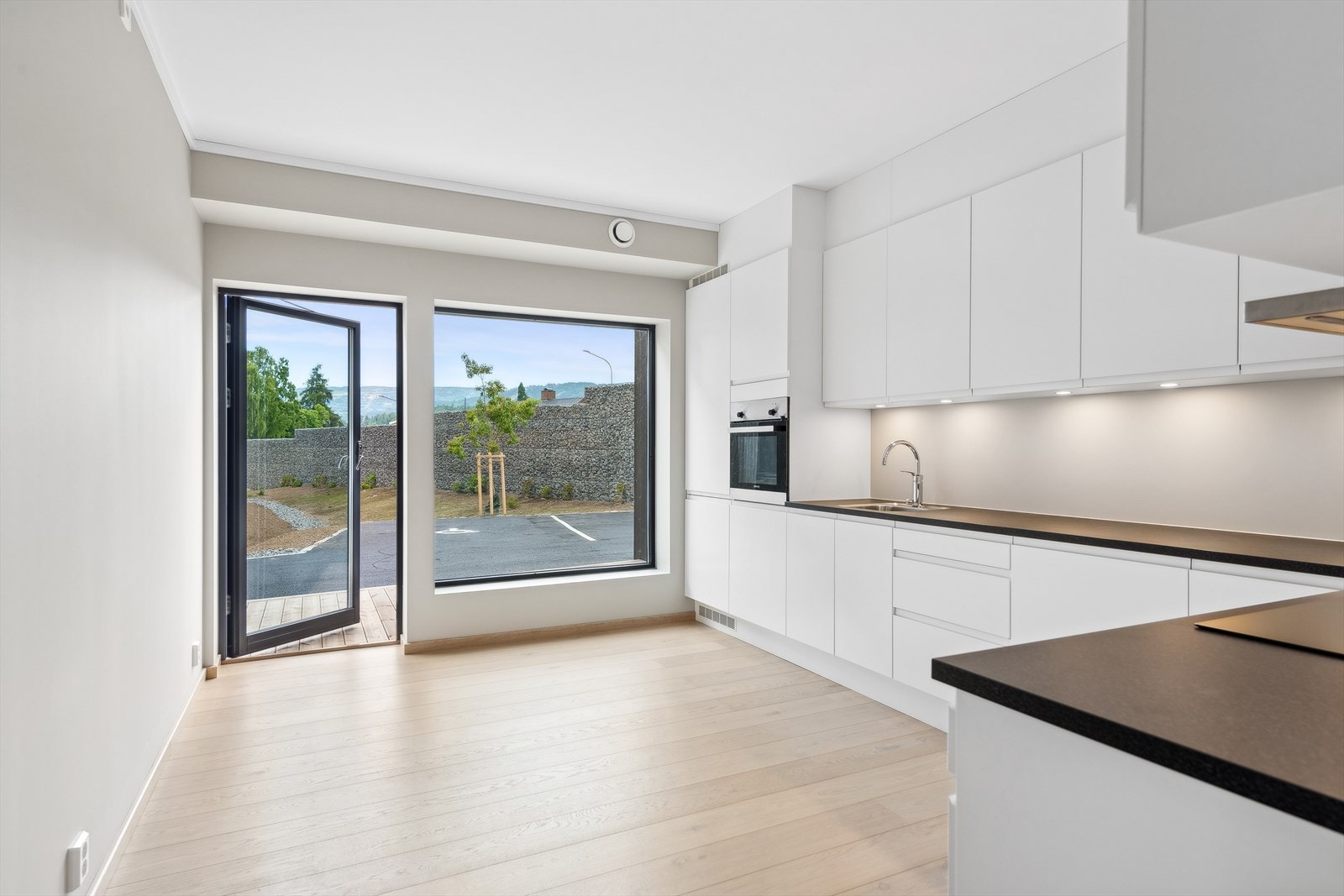 Fin plass til spisebord på kjøkken og utgang til terrasse. Galleribilde