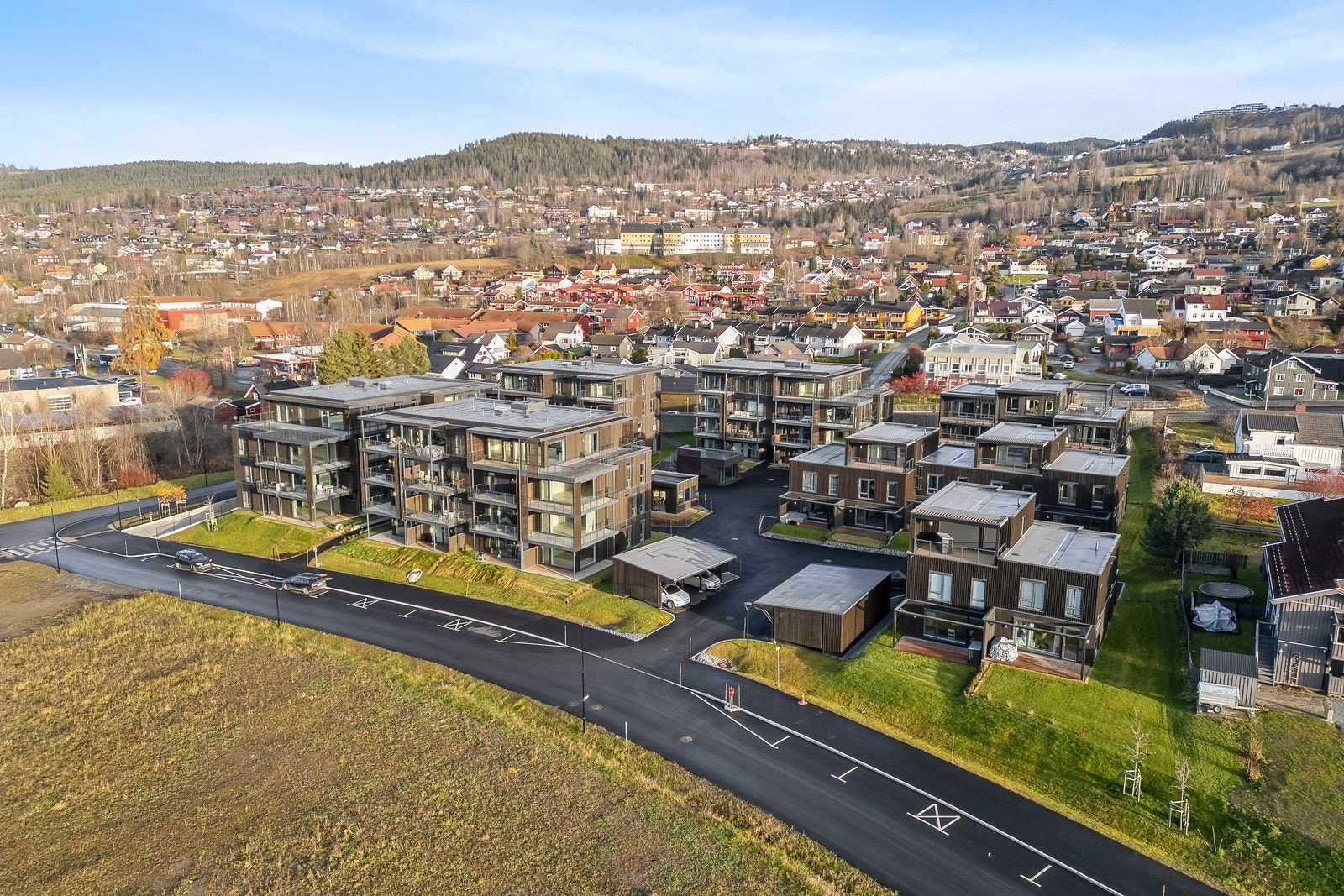 Det medfølger en parkeringsplass i parkeringskjeller. Galleribilde