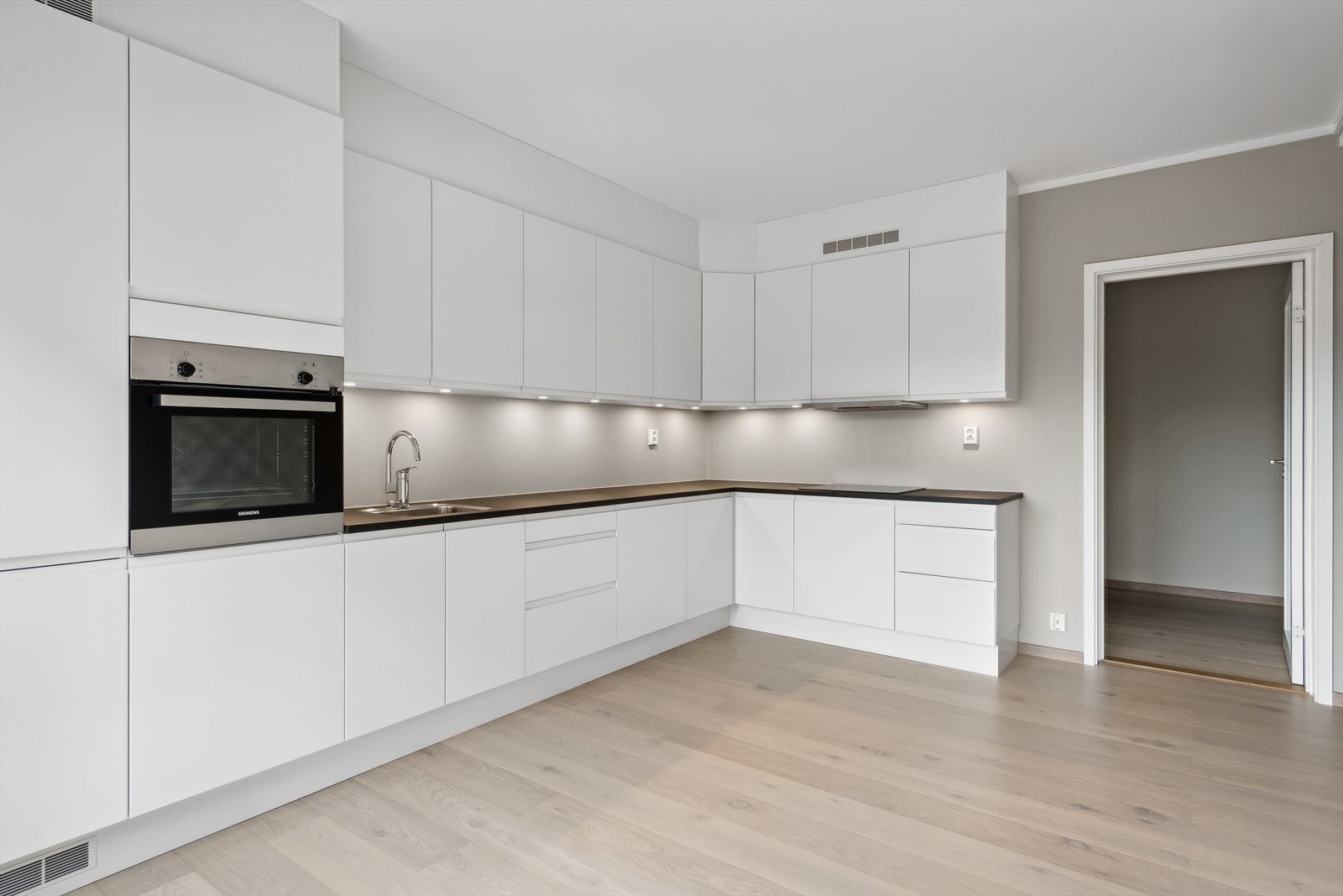 Romslig kjøkken med god skap- og benkeplass. Galleribilde