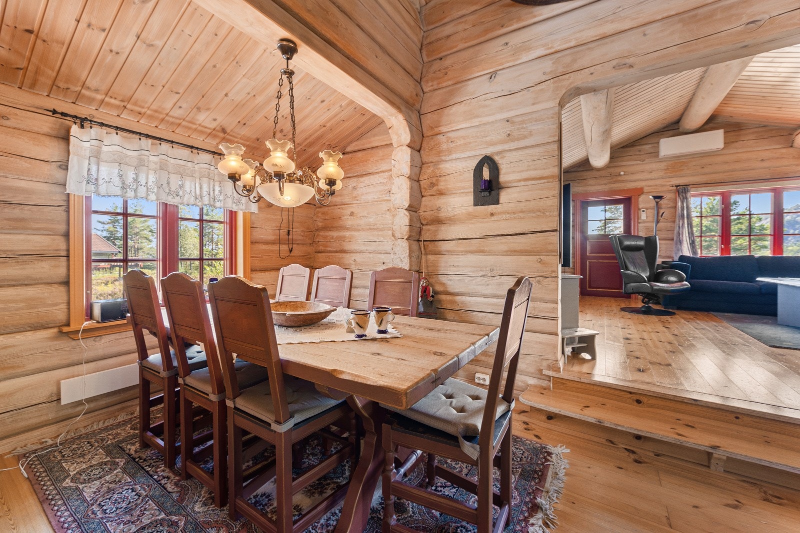 Spisehallen ligger beleilig til med kjøkkenet, her er det rom for en hyggelig familie middag. Galleribilde