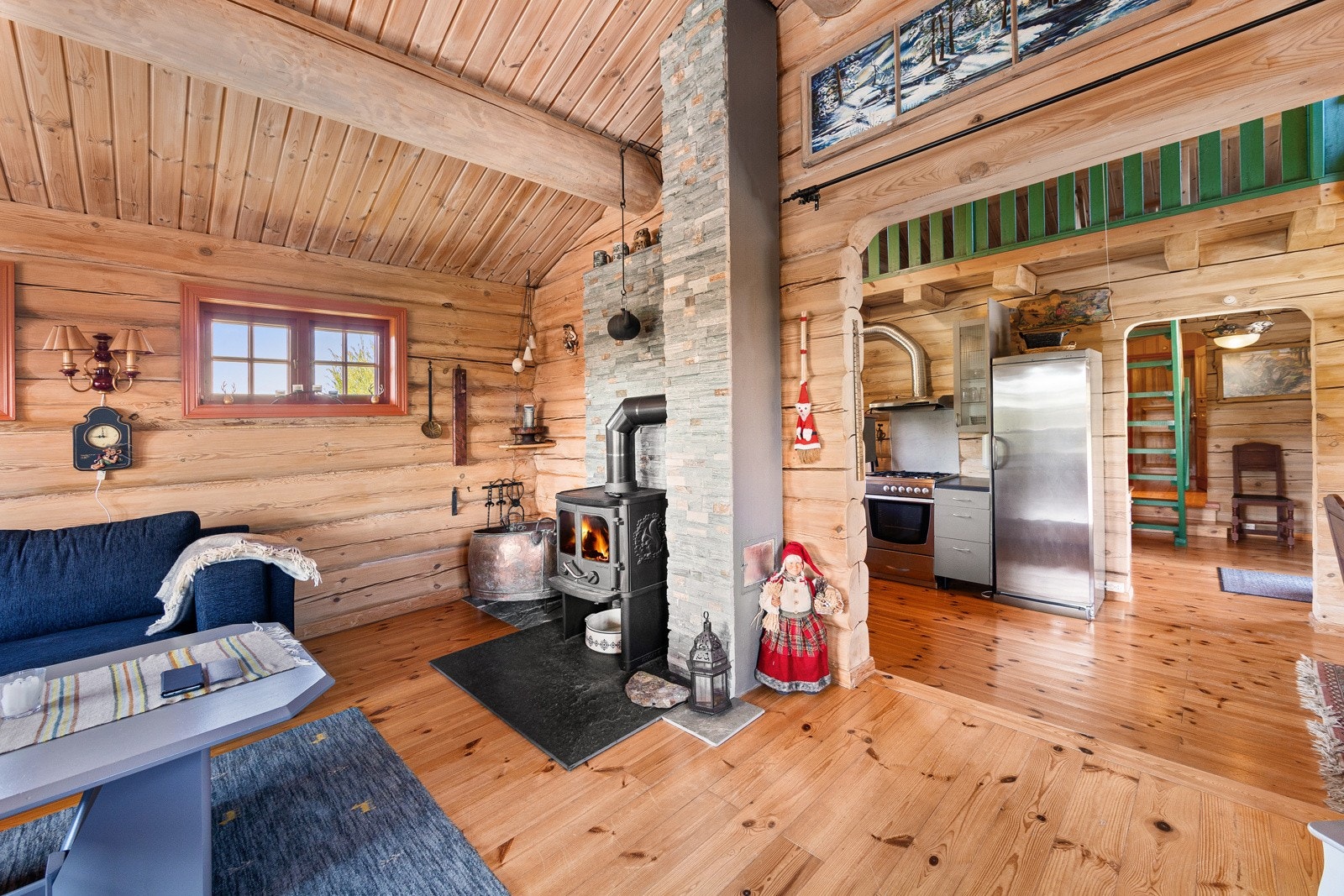 Plassert i stuen finner du en hyggelig peisovn som varmer godt på kalde vinternetter. Galleribilde