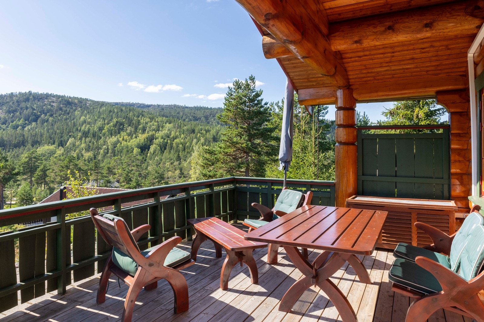 Koselig spisested der du kan både nyte maten og utsikten. Galleribilde