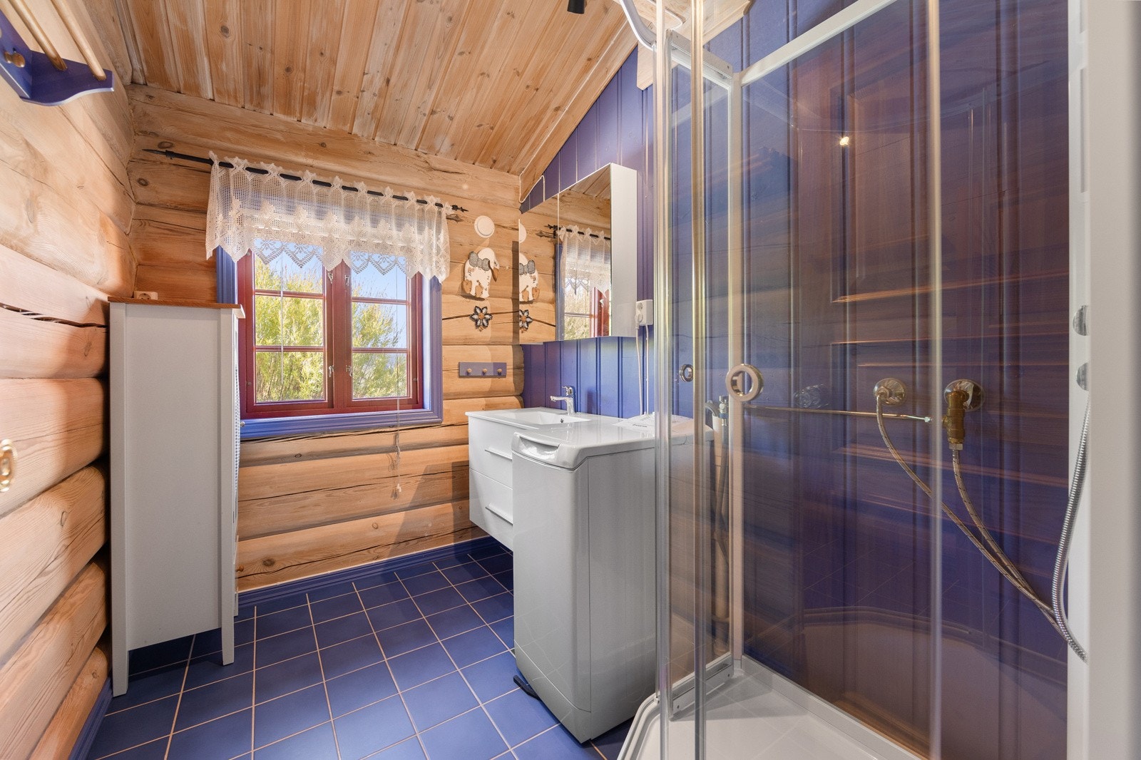 Badet har varmekabler i flisene på gulvet og et nydelig plassert vindu som tar deg ut til naturen. Galleribilde