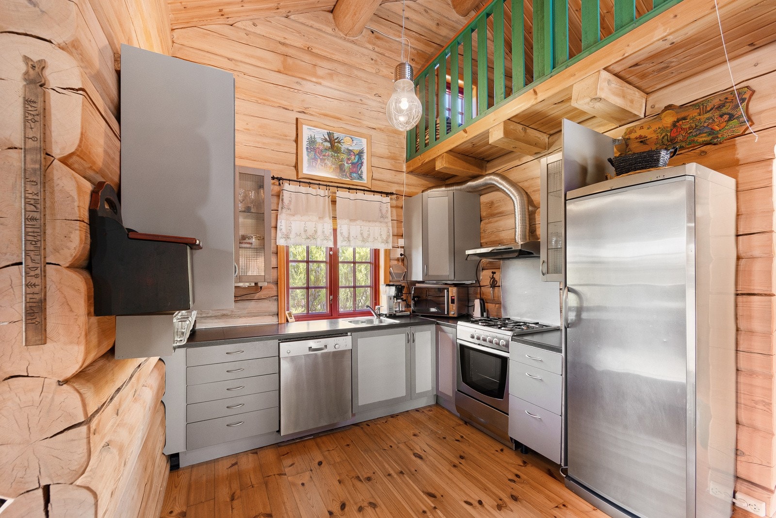 Fin oversikt fra kjøkkenet der du har kontroll over både stue, spisehall og hems. Galleribilde