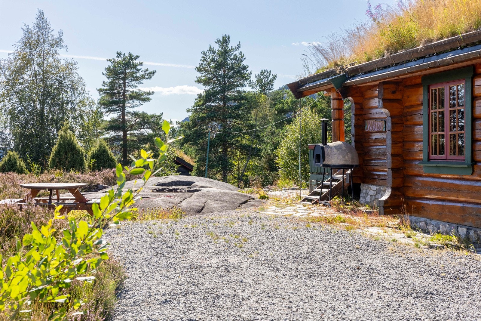 Hytten ligger høyt i terrenget iforhold til de fleste andre hyttene i feltet, her har du en fantastisk utsikt. Galleribilde