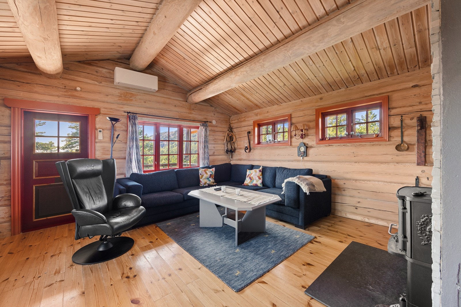 Hytten har en herlig åpen løsning i stuen som rommer godt for å samle familie og venner. Galleribilde