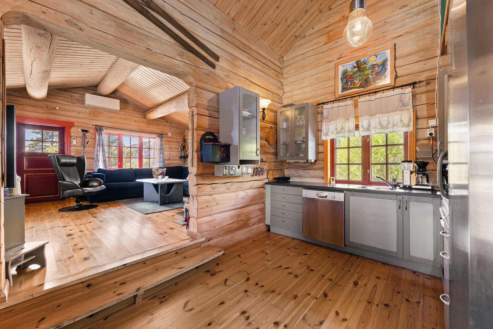 Kjøkkenet har en nydelig laminat benkeplate som gir deg masse rom for kokkelering, samt vakkert plassert vindu som lar deg se på den vakre naturen. Galleribilde