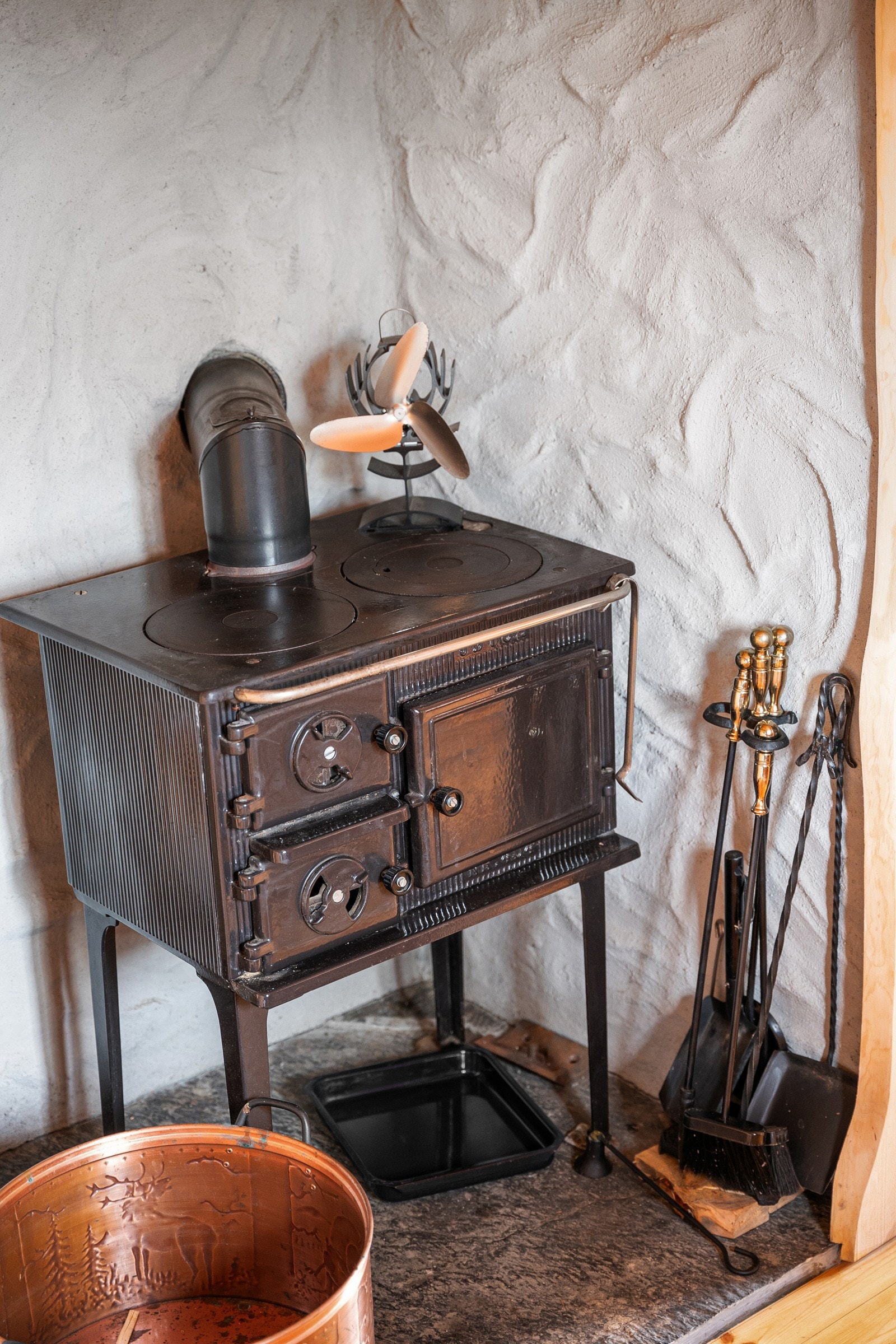 Vedfyrt komfyr på kjøkkenet Galleribilde