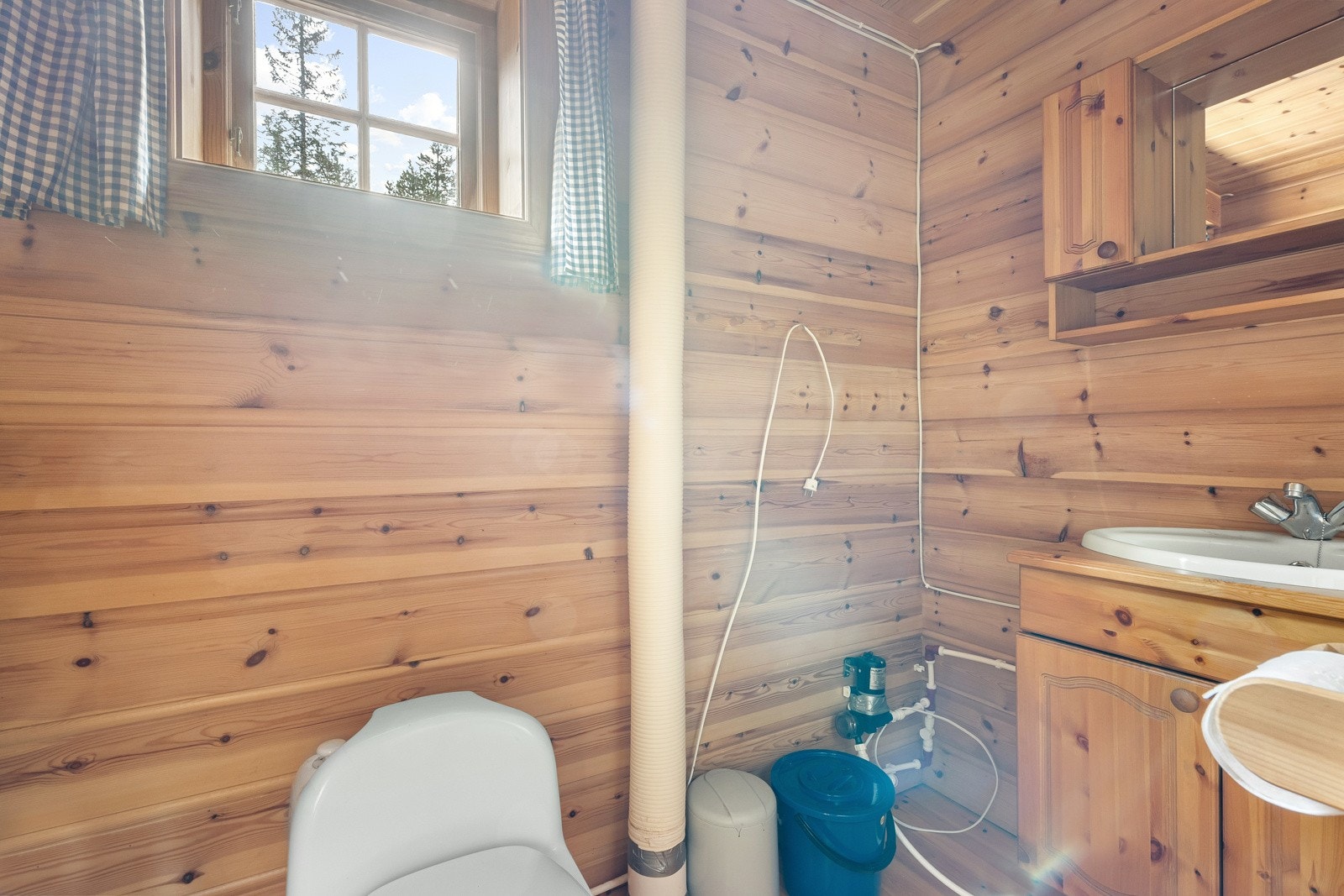 Toalettrom med snurredass og servant Galleribilde