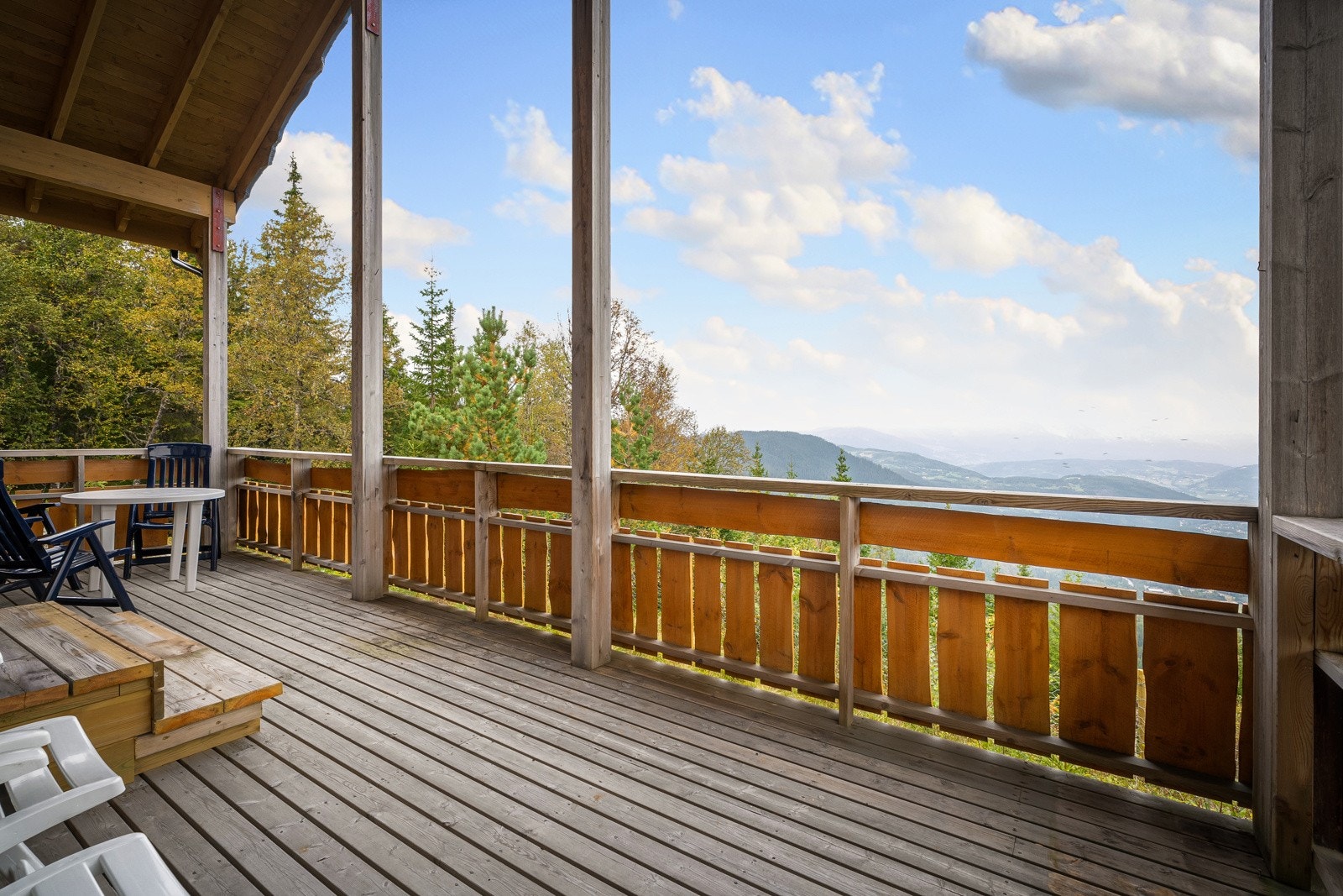 Plass til hagemøbler på verandaen Galleribilde