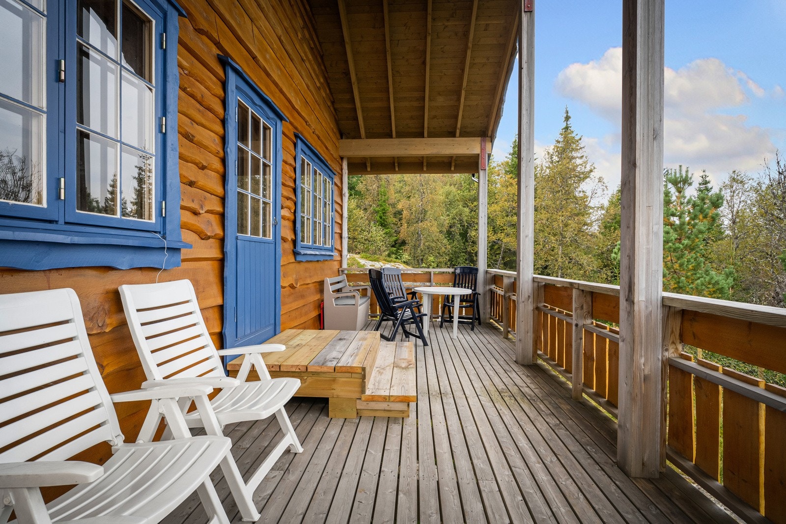 Hyggelig veranda med takoverbygg Galleribilde