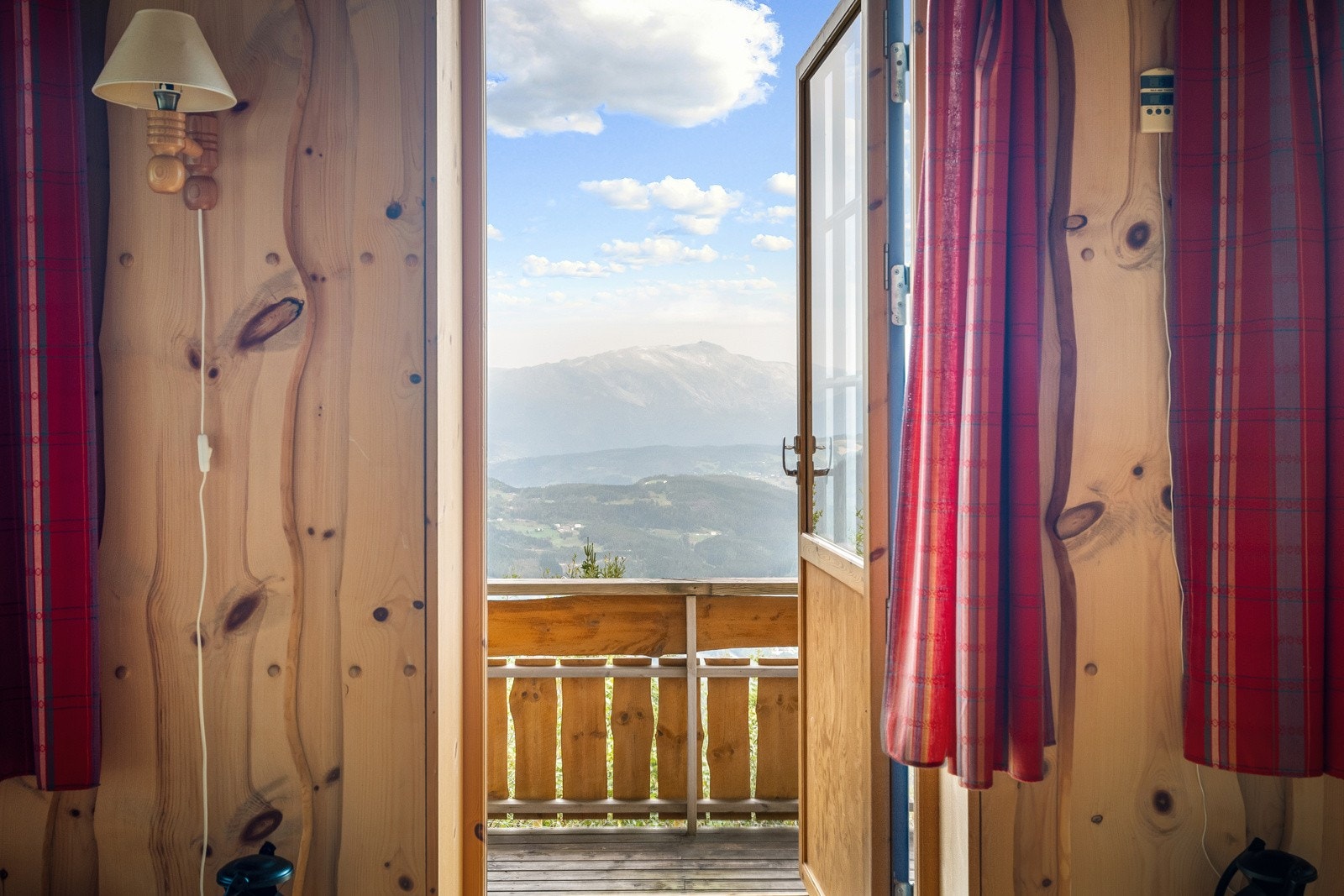 Fra stuen har en utgang til en veranda Galleribilde