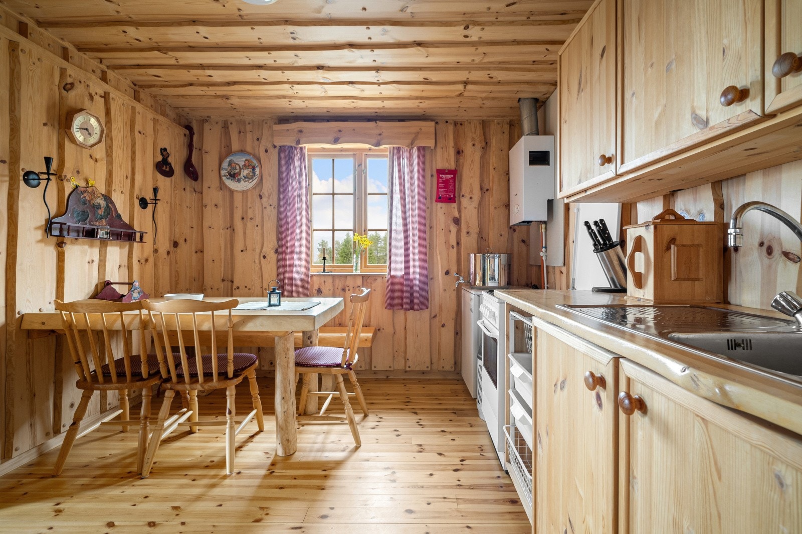 Kjøkkeninnredning bygget av selger Galleribilde