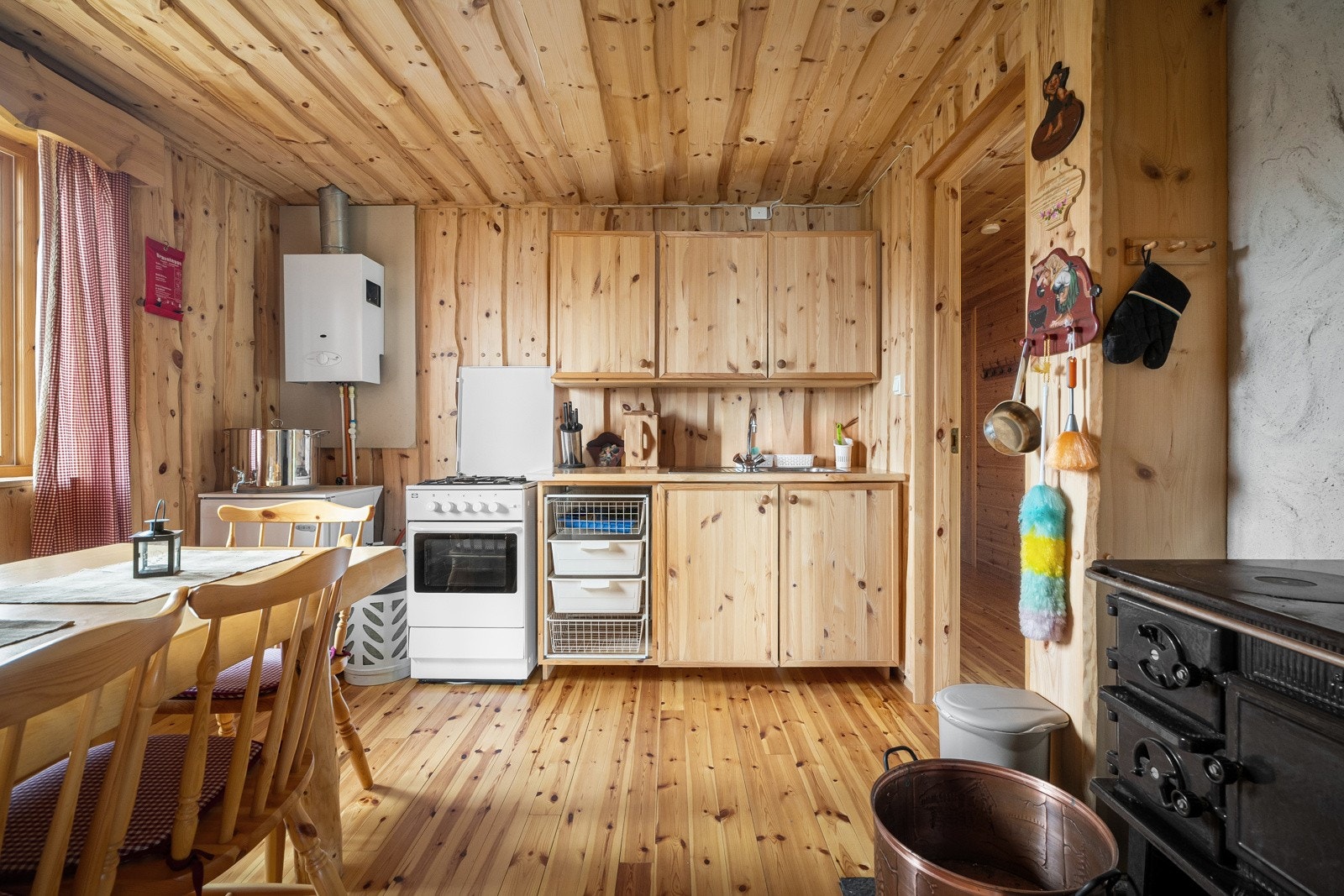 Kjøkken med kjøleskap og komfyr på gass Galleribilde