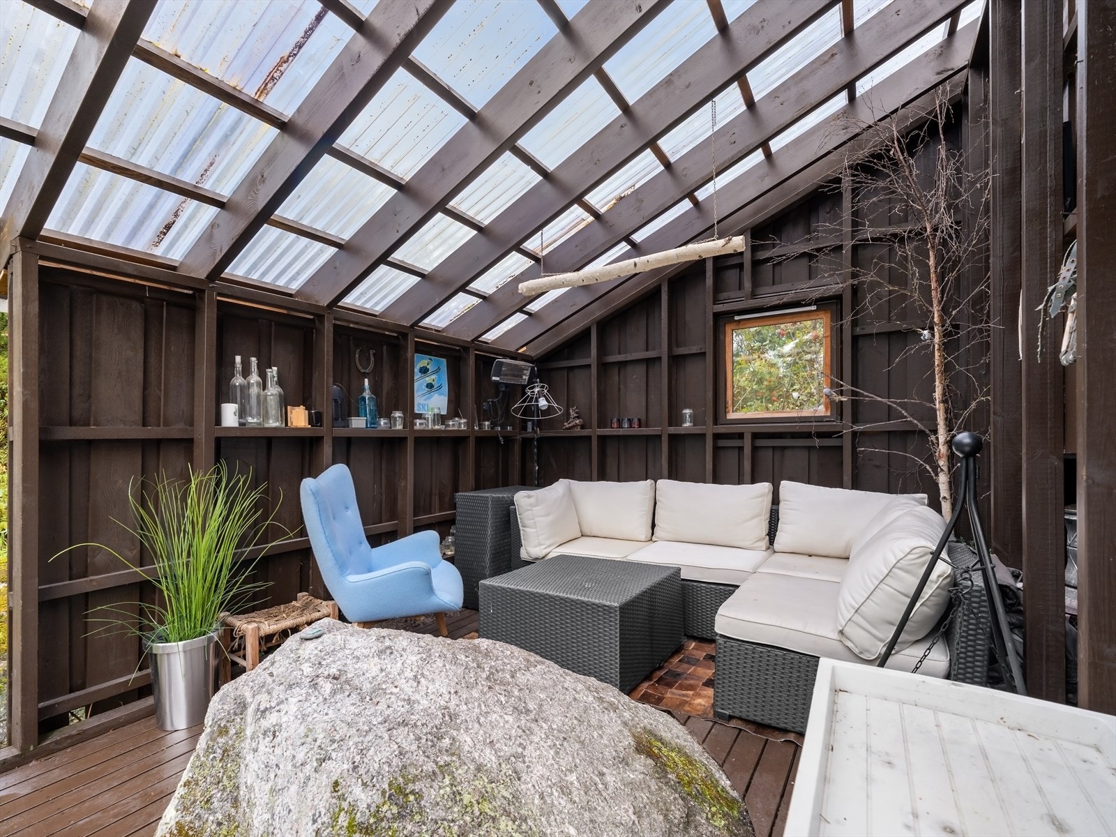 Hagestue med takoverbygg. Herlig å nyte sene kvelder eller når det snør litt. Et fint samlingspunkt for familien. Ikke byggemeldt. Galleribilde