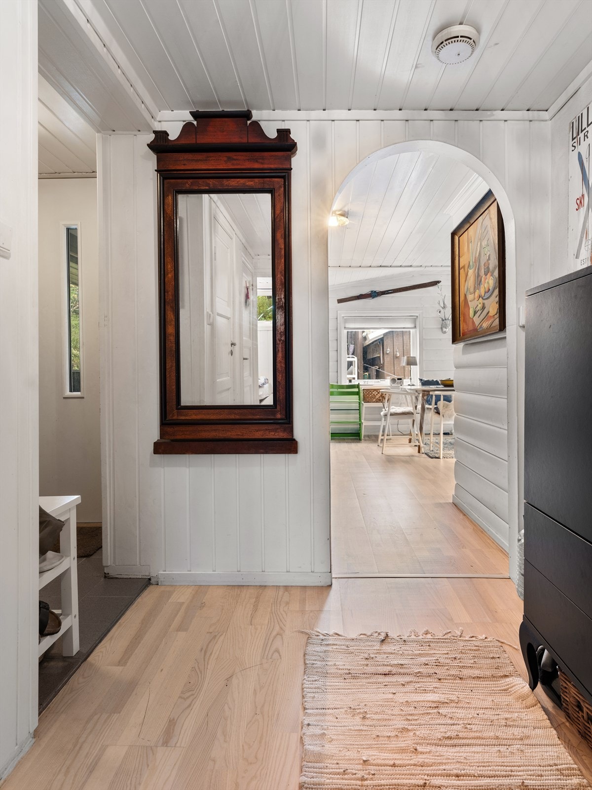 Entre med flis og varme i gulv. Gang skiller av mellom soverom og oppholdsrom. Plass til kommode for ekstra lagring. Galleribilde