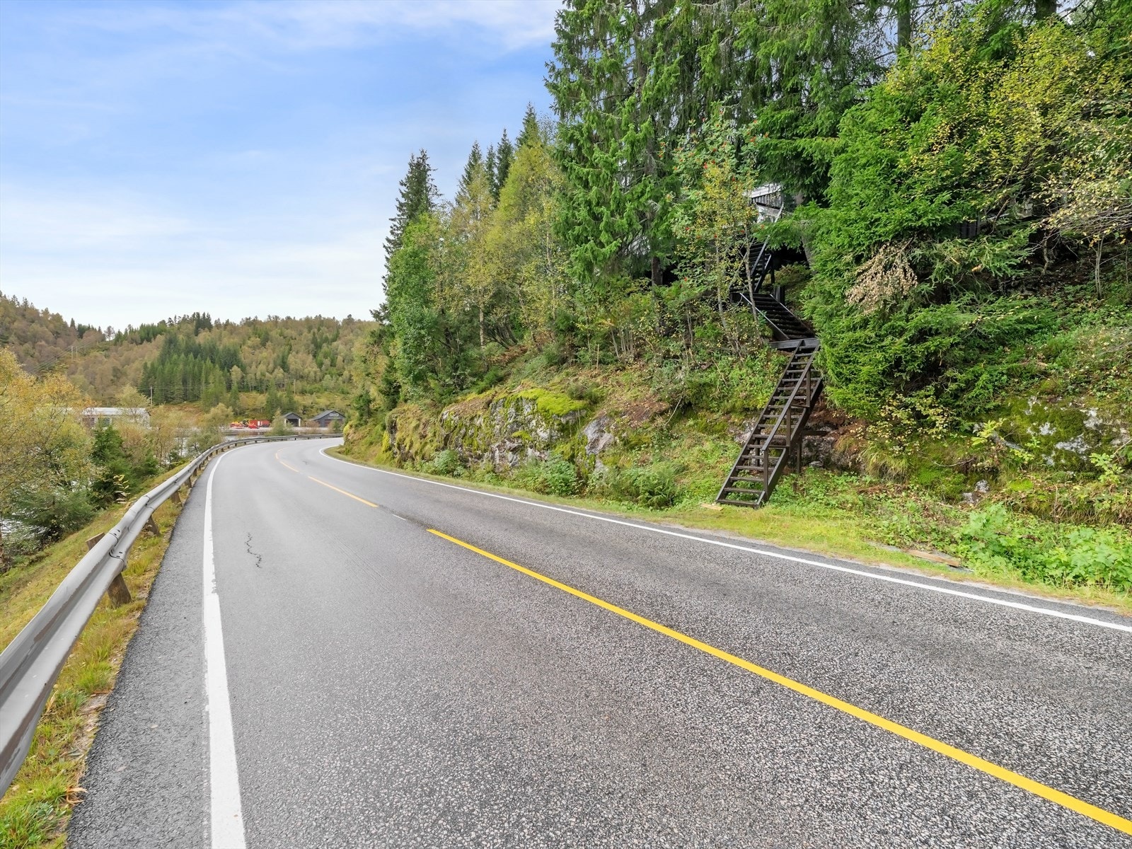 Oppgang til hytte fra sommerparkering, og veien til parkering ved brannstasjonen. Galleribilde