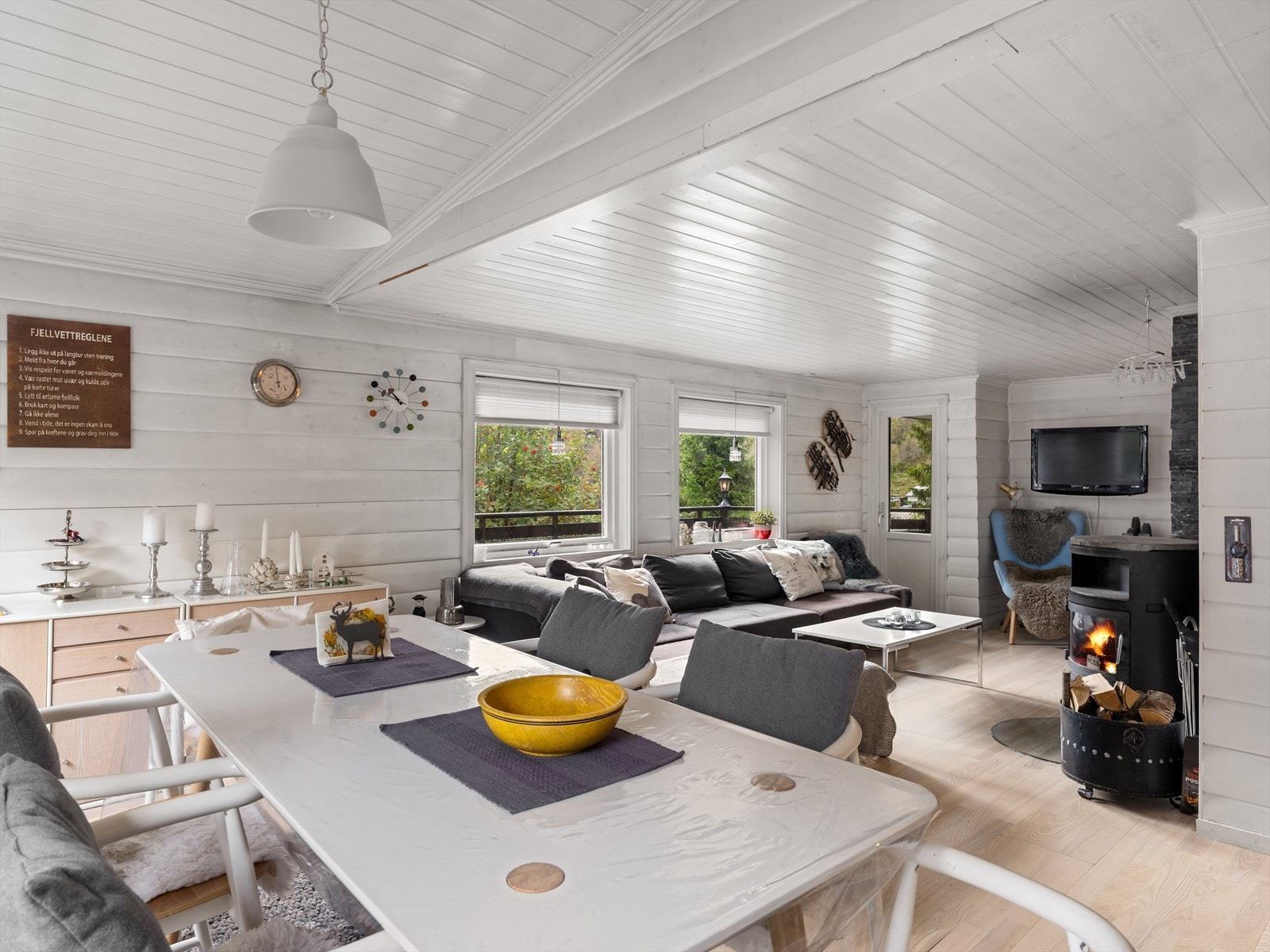 Spisestue i kontakt med kjøkkenet. Gjennomgående koselig og praktisk. Galleribilde