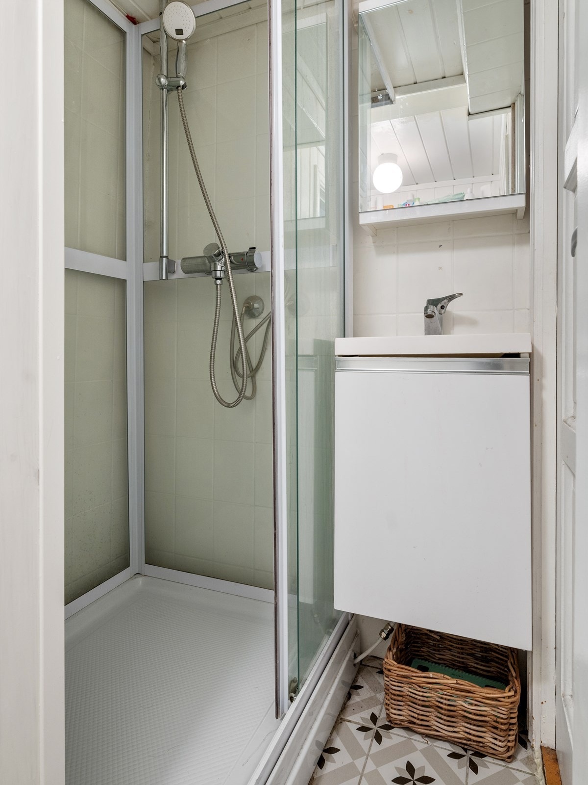 Dusjkabinett på bad hvor gammelt bad er slått sammen med WC. Flislagt hele gulvet med varmekabler også på toalett-delen. Galleribilde