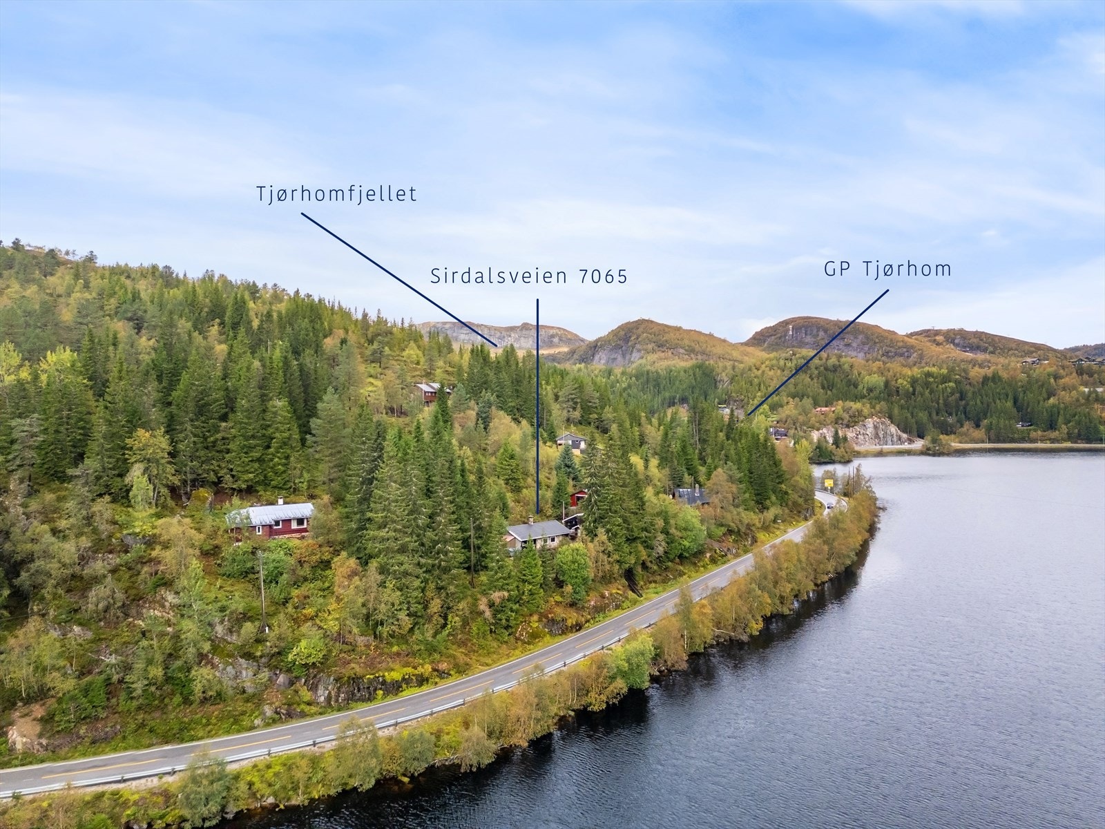 Dan Chruickshank presenterer: Koselig & sentral hytte med utsikt over Svartevatn. Stor terrasse. Fint skjermet i naturen. Rett i skisporet fra eller ved Svartevatn med kobling til Foråsen og videre. Foto: Stian Dirdal. Galleribilde