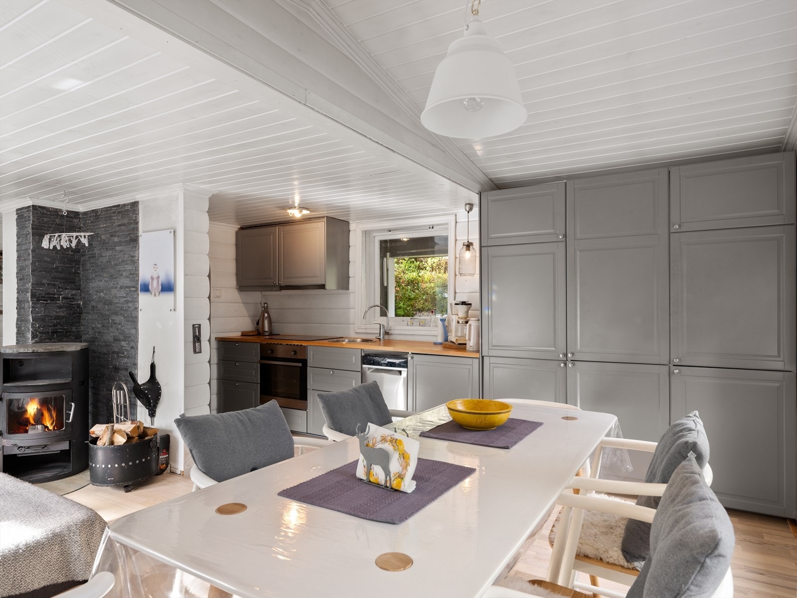 Nyere, tidløst kjøkken fra IKEA med heltre eik benkeplate, ny platetopp, vifte, stekeovn, oppvaskmaskin, vaskemaskin, innebygget kjøleskap og fryseskap. Galleribilde