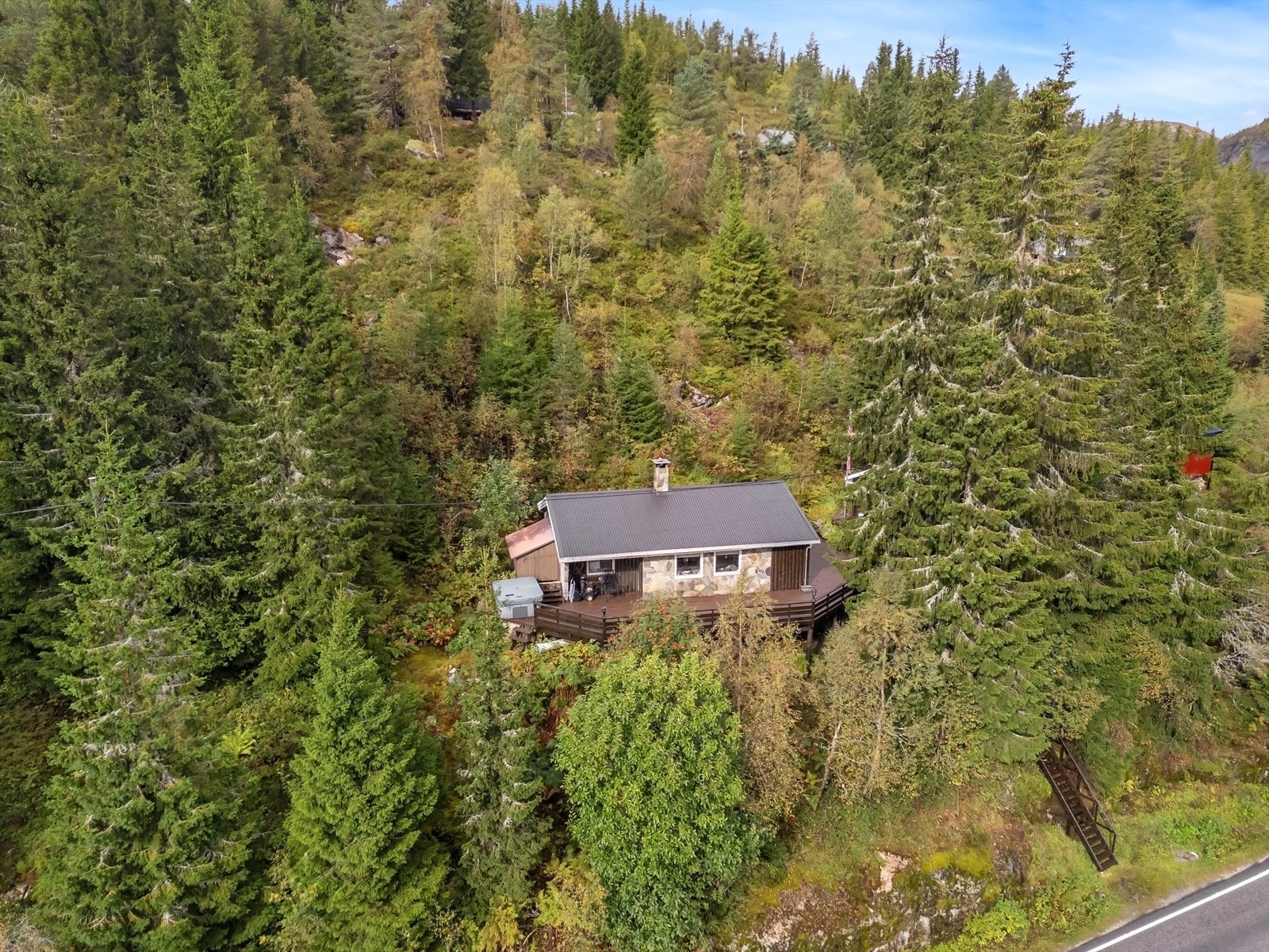 Skjermet, solrikt og med utsikt til Svartevatn. Sol sommerstid fra 07:00 til 17/18:00 og sol vinterstid til ca 15:30. Galleribilde