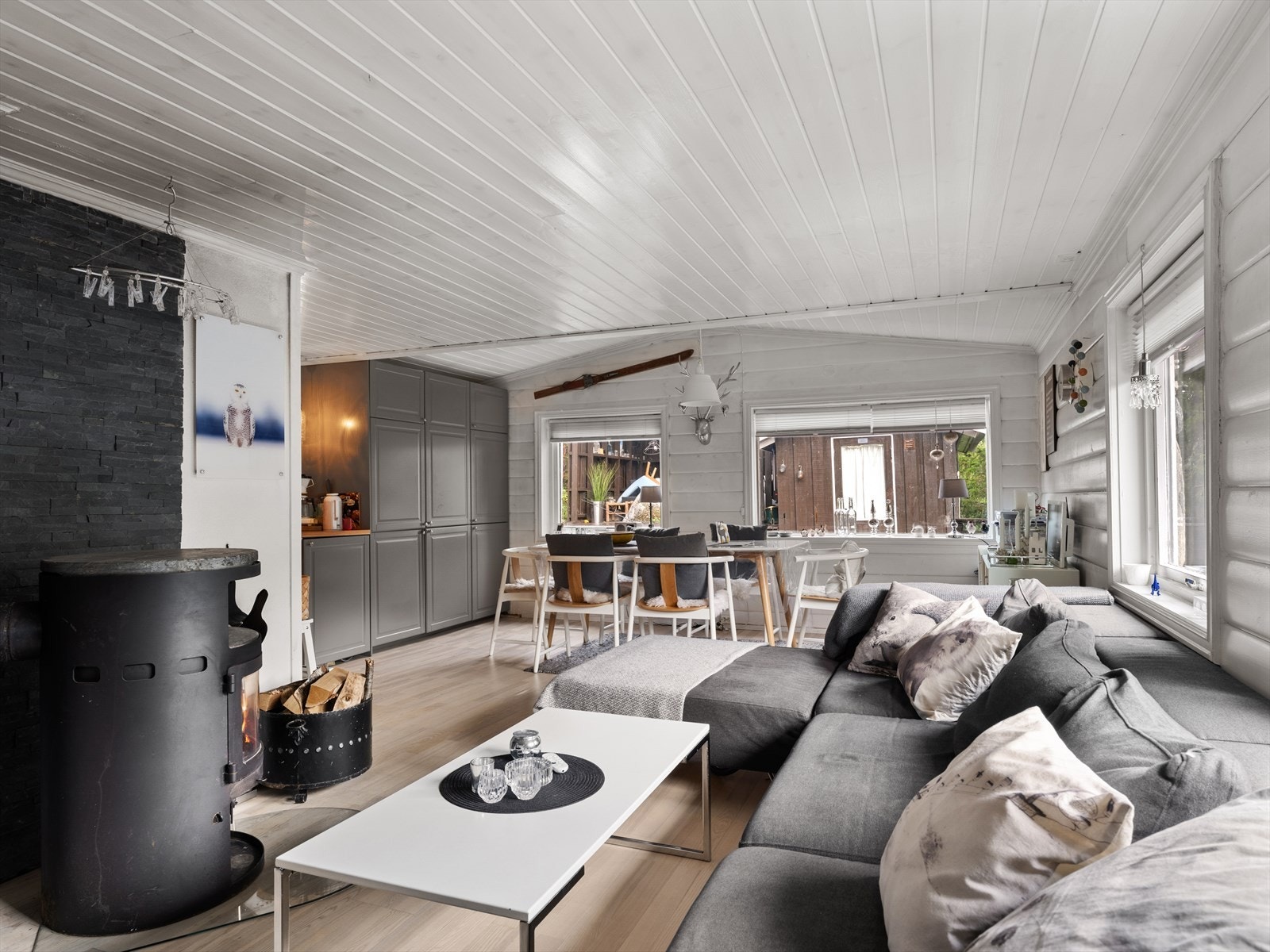 Flislagt pipe, moderne peisovn og nyere kjøkken. Gjennomgående naturlig lys med vinduer langs hele, og på flere sider. Galleribilde