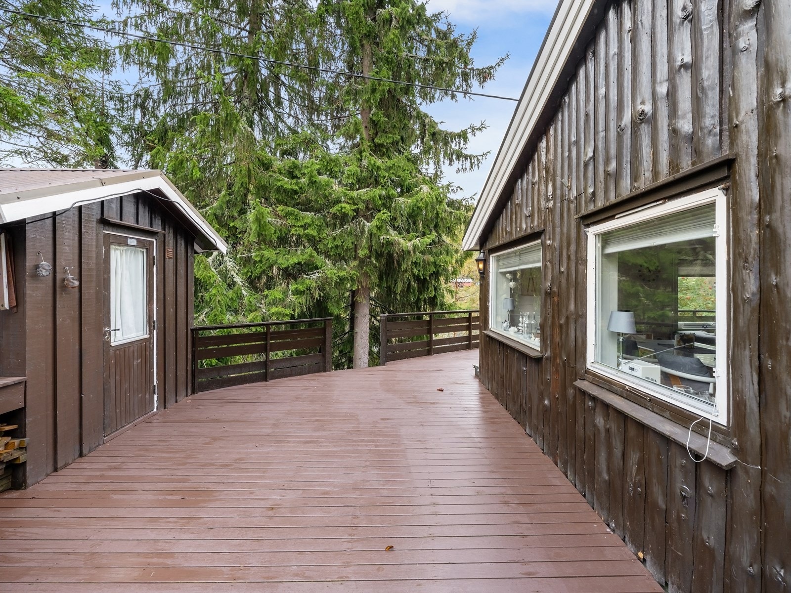 Store uterom for enhver anledning. Fint skjermet og med sol til ca kl 15:30 vinterstid, eller senere på sommeren. Galleribilde