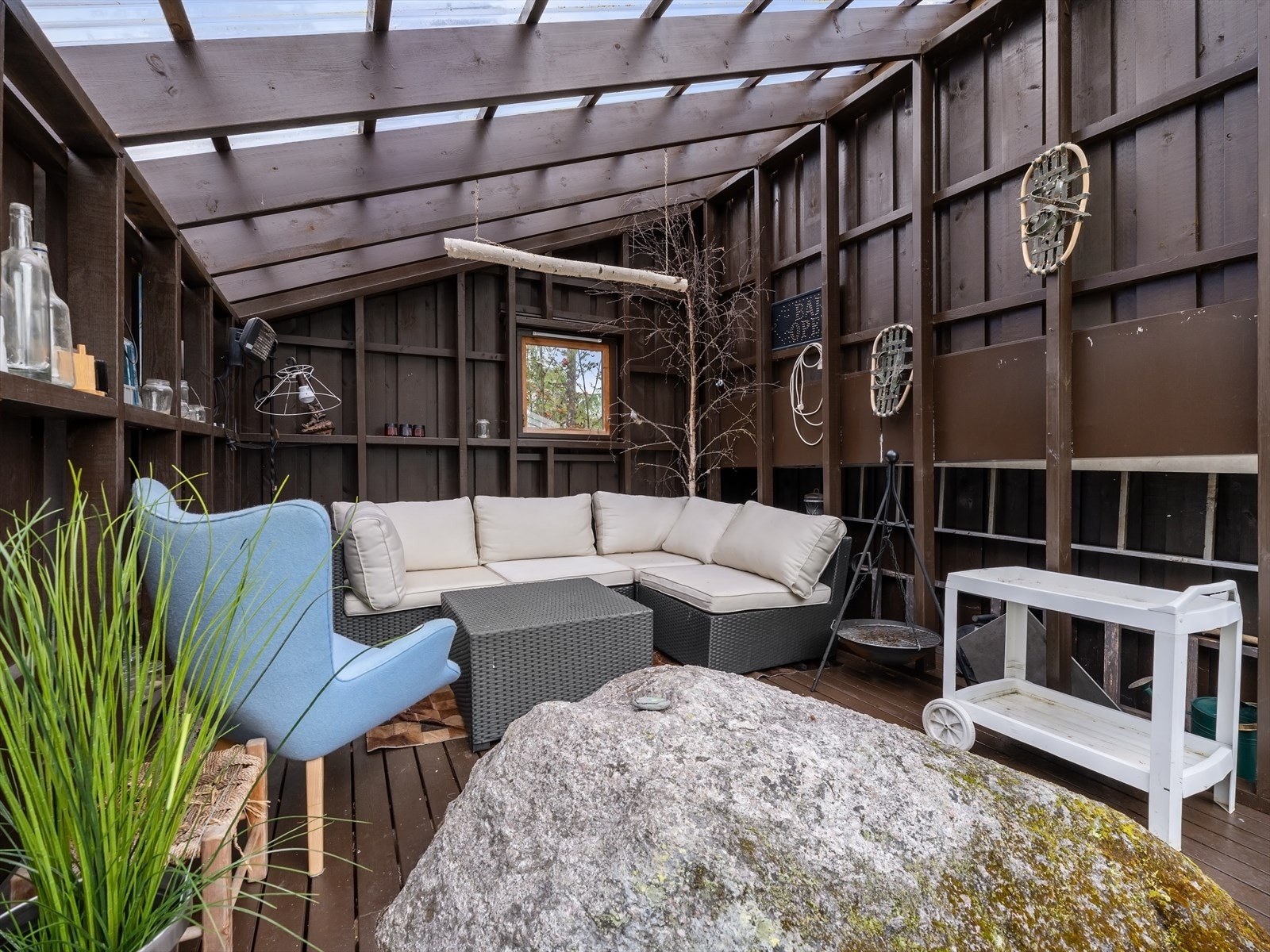 Hagestue med takoverbygg. Herlig å nyte sene kvelder eller når det snør litt. Et fint samlingspunkt for familien. Ikke byggemeldt. Galleribilde