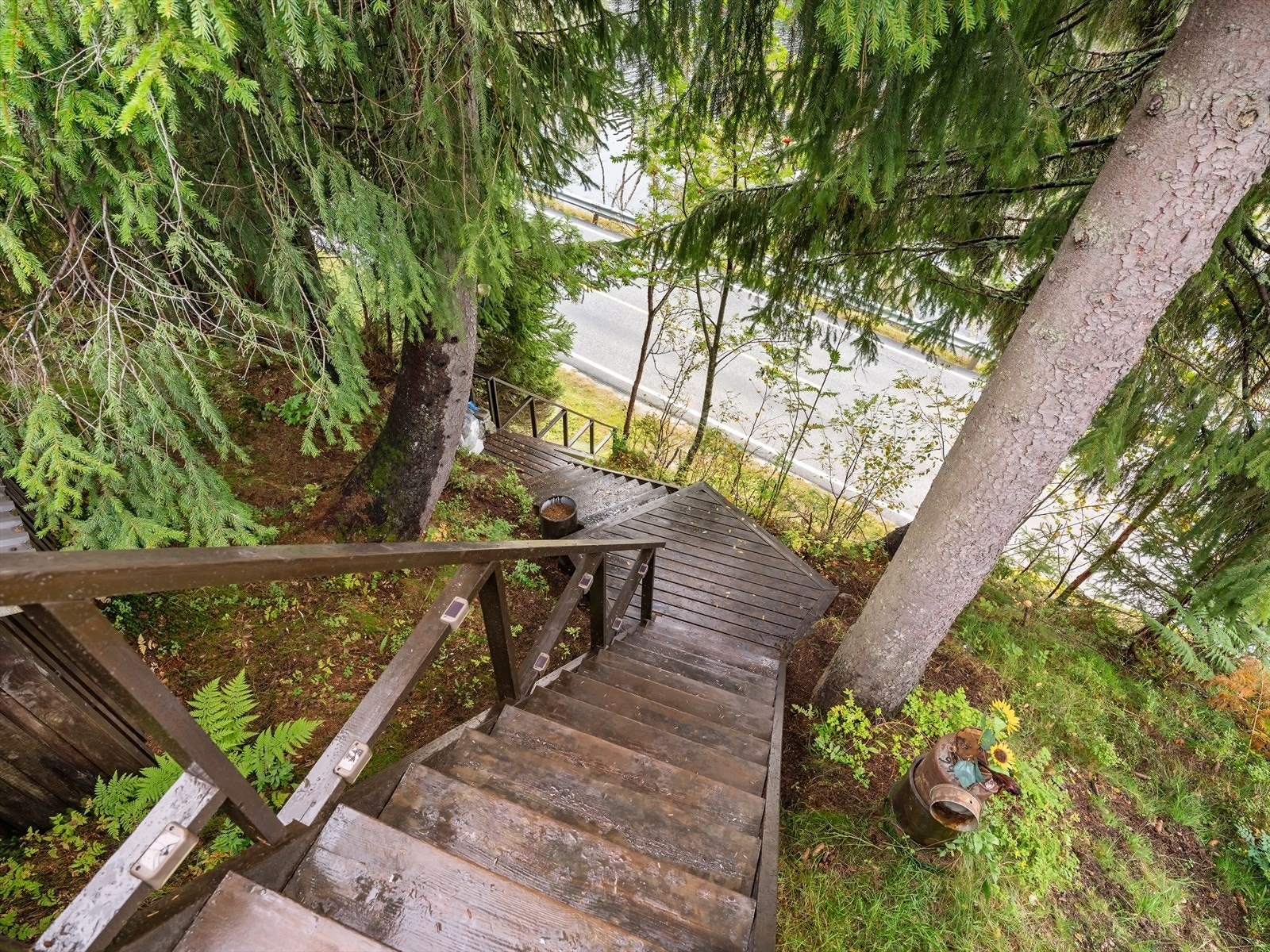 Oppgang til hytte fra sommerparkering, og veien til parkering ved brannstasjonen. Galleribilde