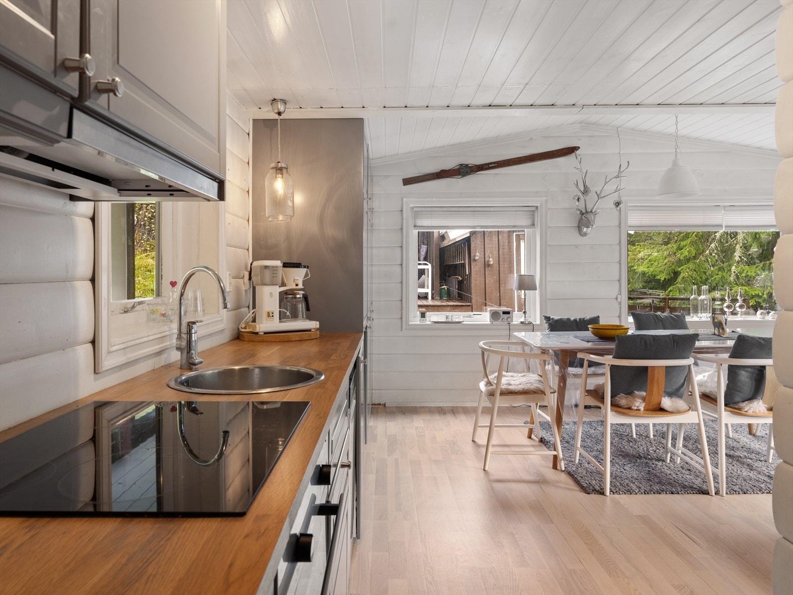 Et moderne Ikea kjøkken. Tidløst grått. Fin kontakt med spisestuen. Vinduer på alle sider gir gjennomgående naturlig lys. Galleribilde