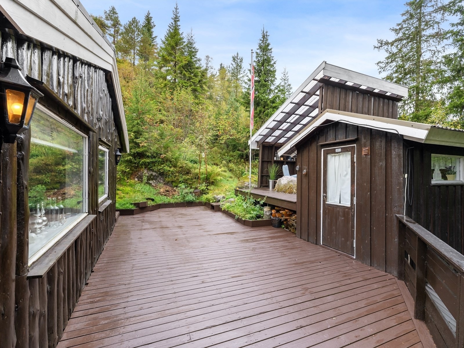 Store terrasser rundt hytten og mellom hytte og hagestue, samt anneks. Galleribilde