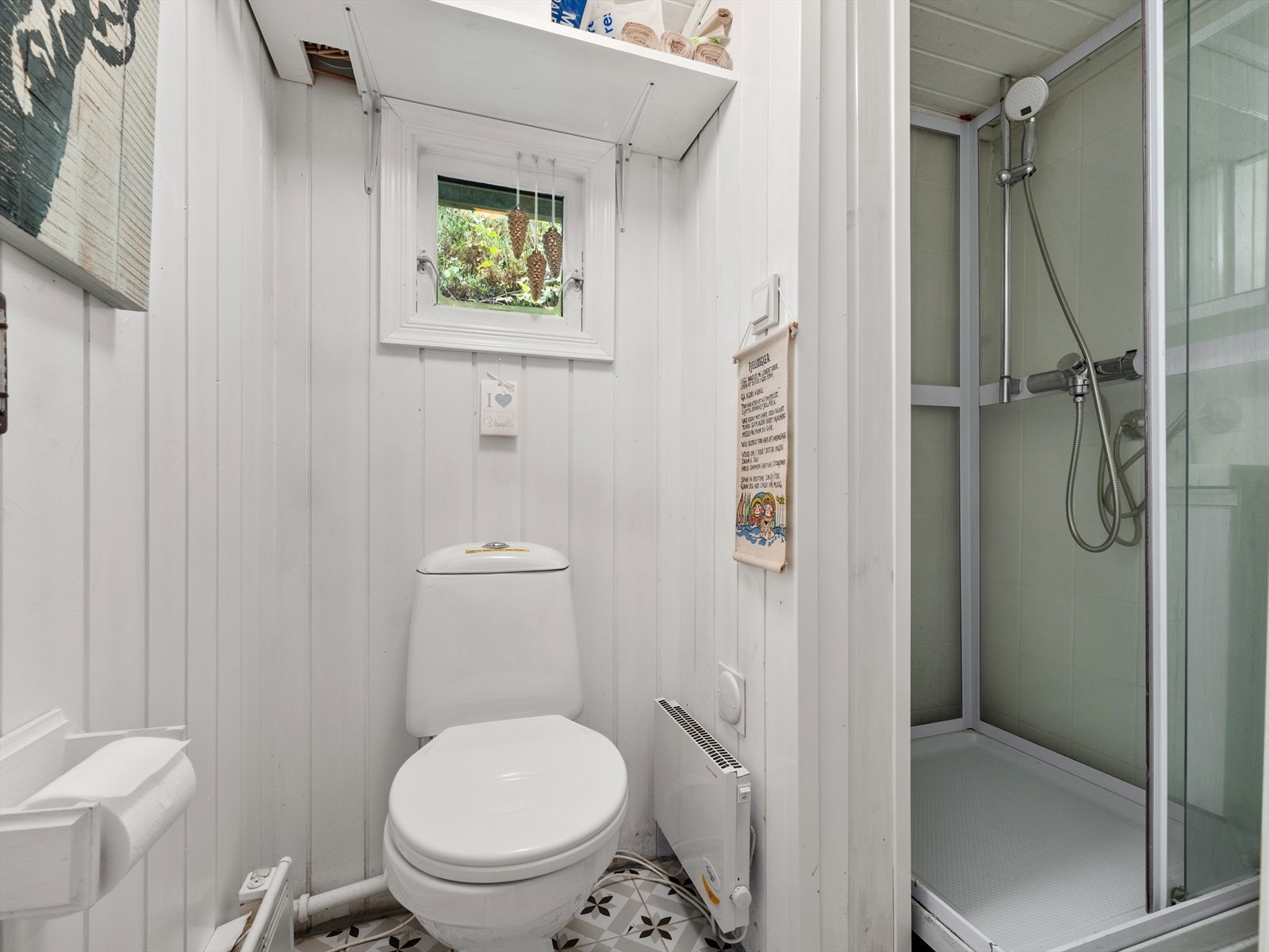 WC med urinseparator og septiktank. Dusjkabinett på bad hvor gammelt bad er slått sammen med WC. Flislagt hele gulvet med varmekabler også på toalett-delen. Galleribilde