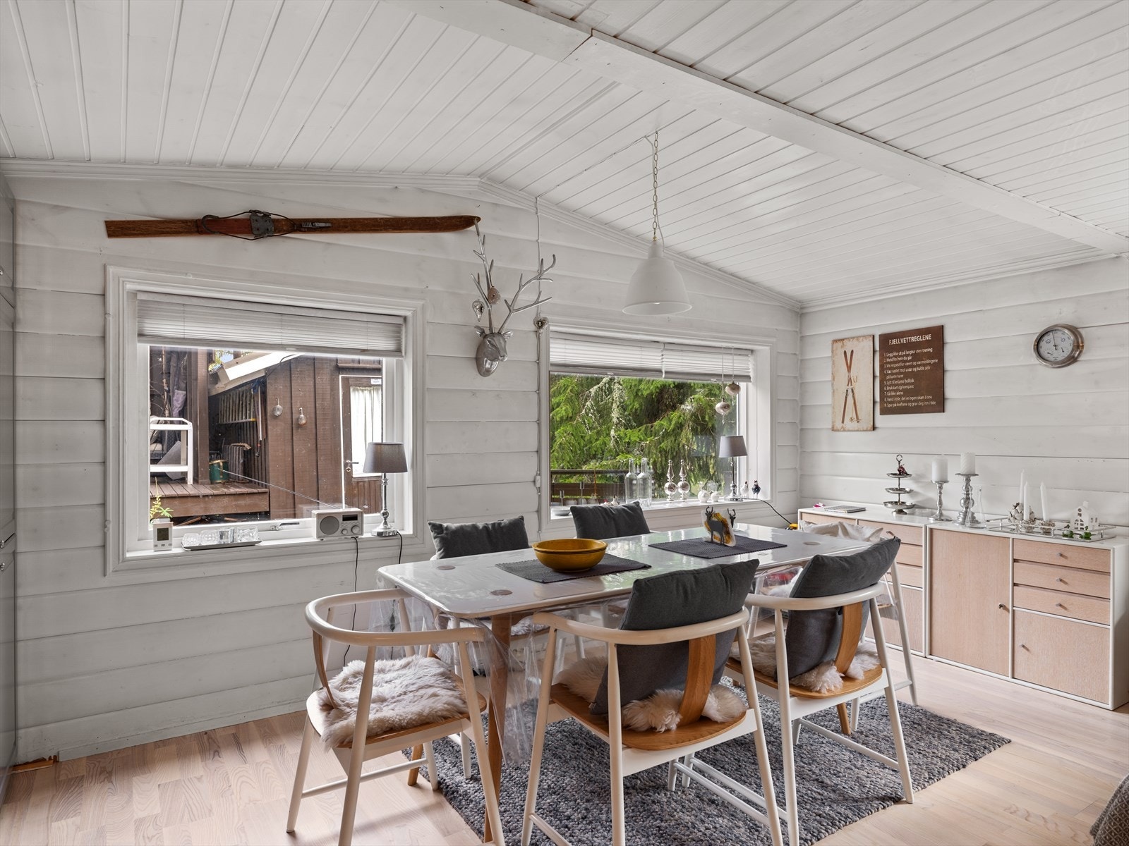 Fin kontakt med uterom fra kjøkken/spisestue, ut mot hagestue og anneks. Galleribilde