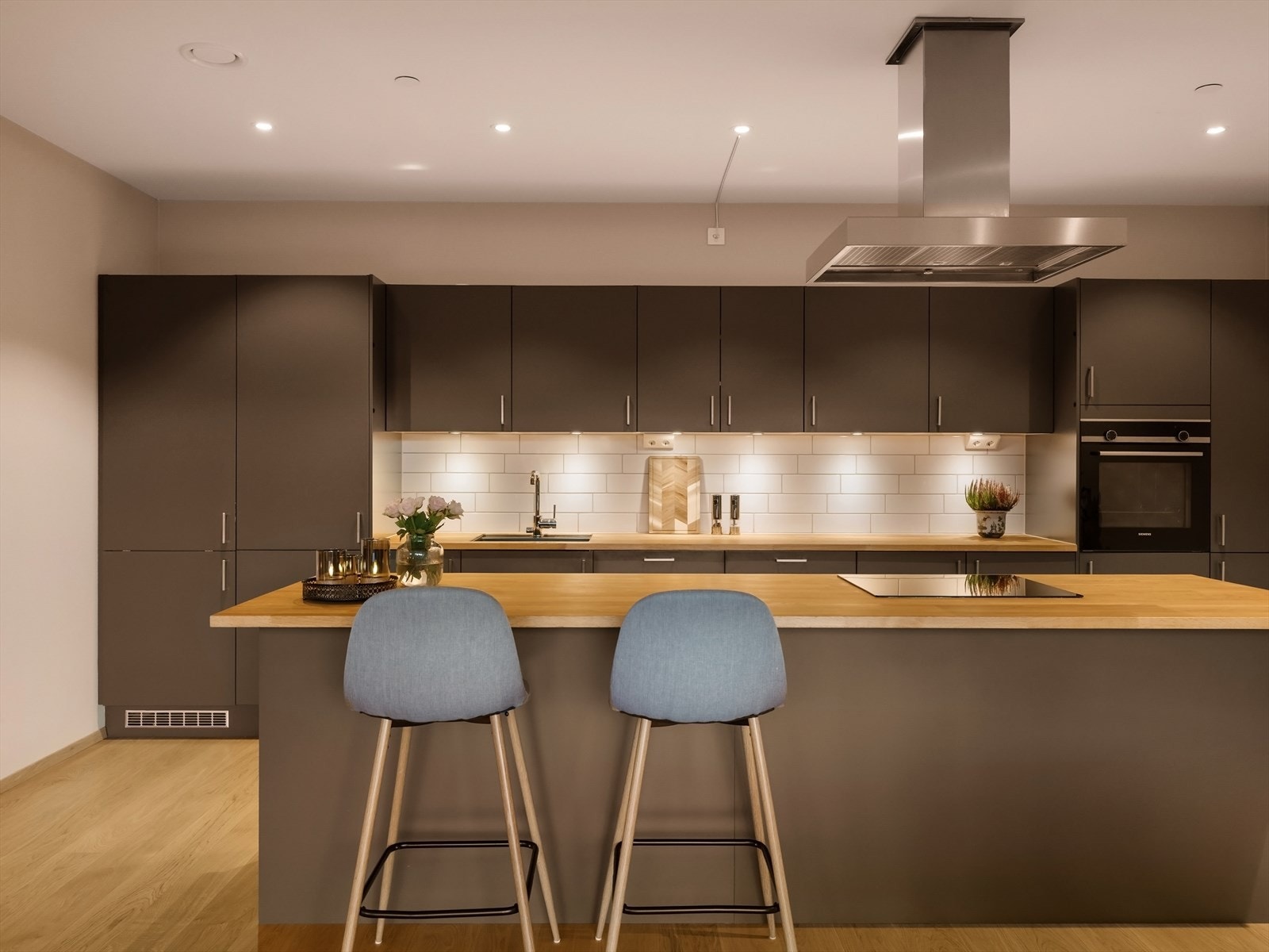 Kjøkkenet er utstyrt med integrerte hvitevarer som induksjonsplatetopp, stekeovn, oppvaskmaskin og kjøleskap. Galleribilde