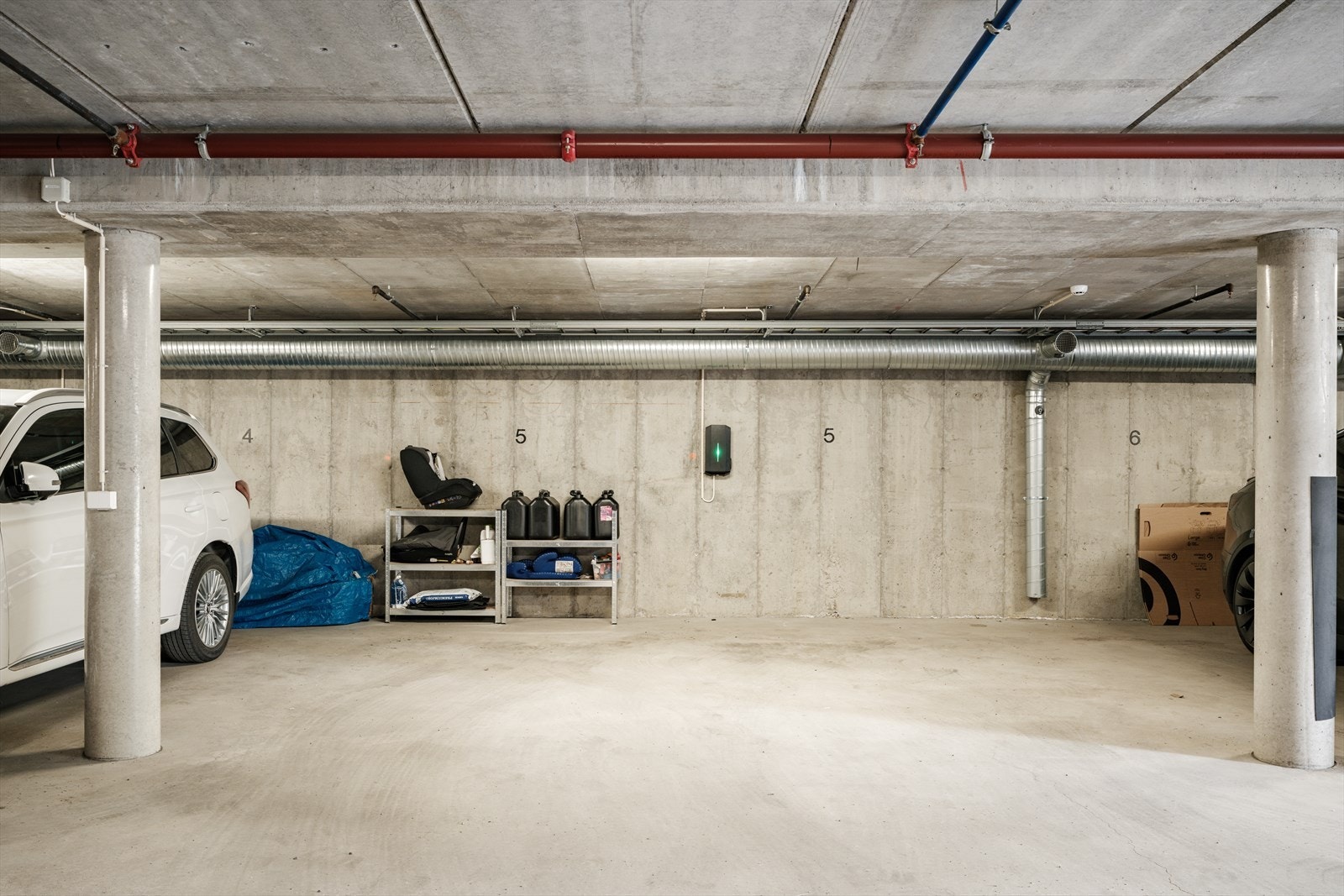Det medfølger to garasjeplasser i felles garasjeanlegg, merket med nr. 5. Én av plassene er utstyrt med 20 Amp. ladeboks for elbil. Galleribilde