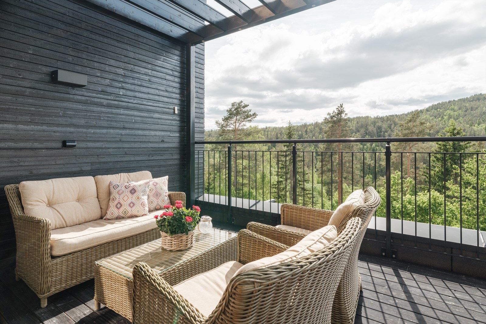 Vestvendt balkong med takoverbygg og koselig utsikt Galleribilde