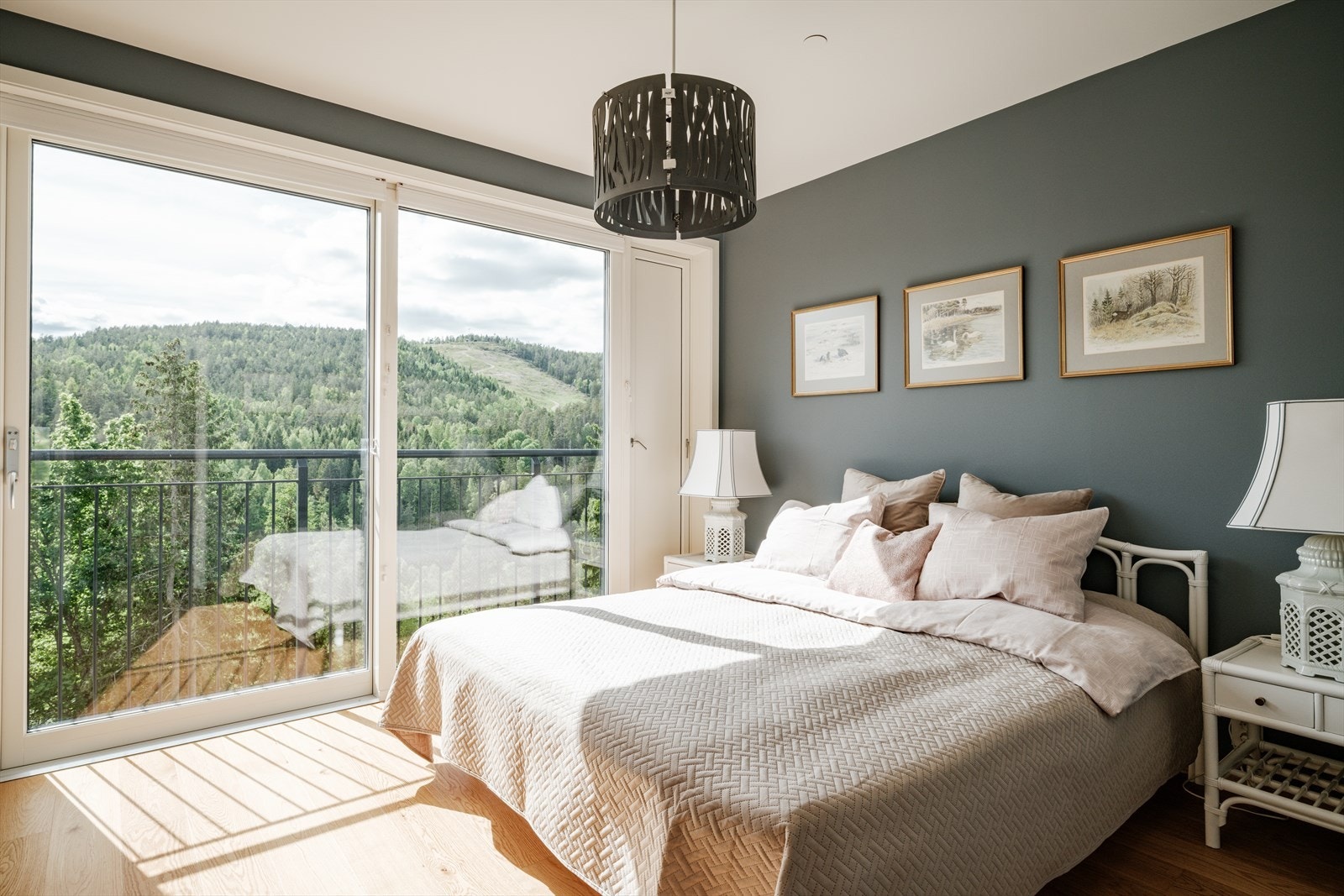 Hovedsoverommet er romslig og har skyvedør ut til en fransk balkong, som gir en luftig og åpen følelse. Det er innredet med stor skyvedørsgarderobe som gir god oppbevaringsplass. Galleribilde