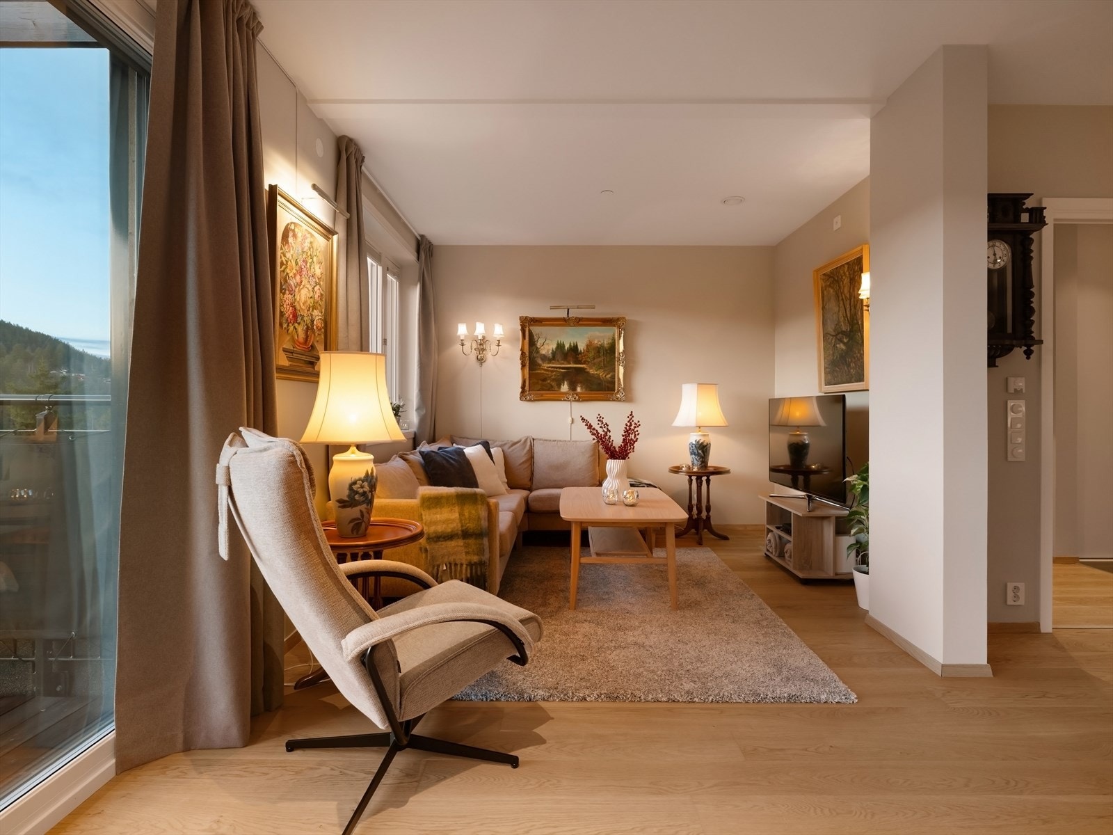 Godt med plass for koselig sittegruppe. Dette rommet var tidligere et soverom, og kan enkelt tilbakeføres dersom behov for 3 soverom. Galleribilde