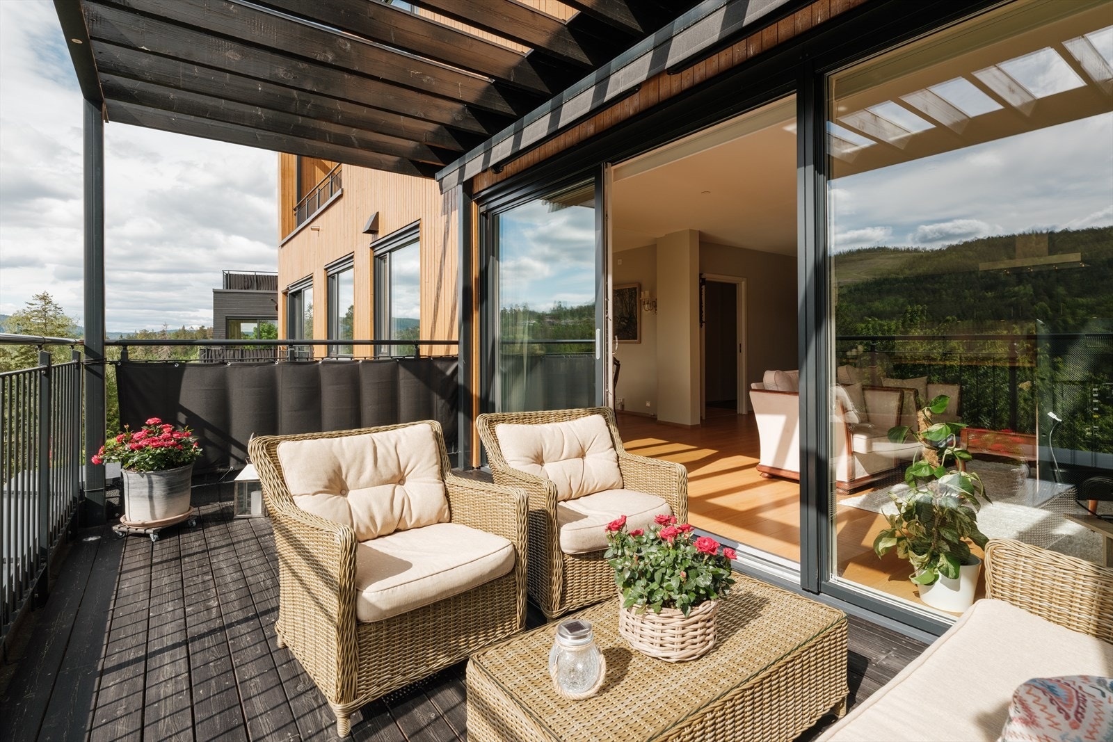 Her er det sol fra omtrent kl. 12.00 til 21.00 i sommerhalvåret. Galleribilde