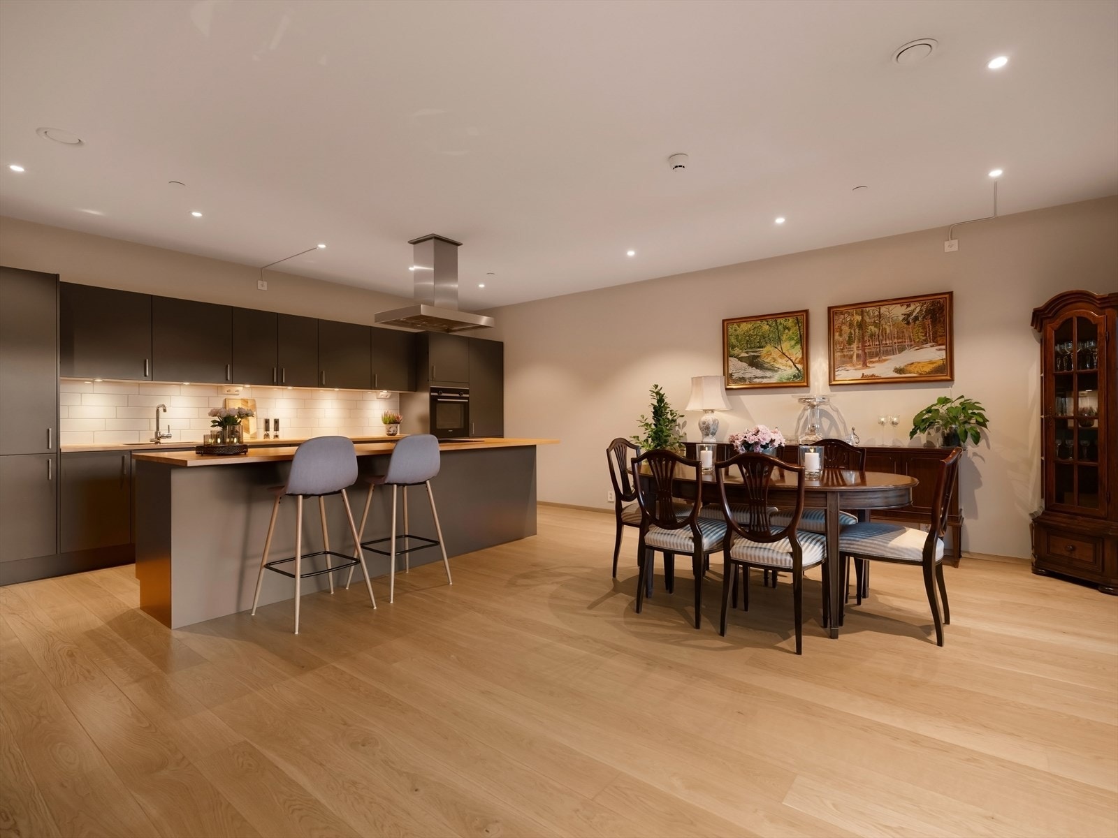 Her er det god plass til langbord ved store selskap. Galleribilde