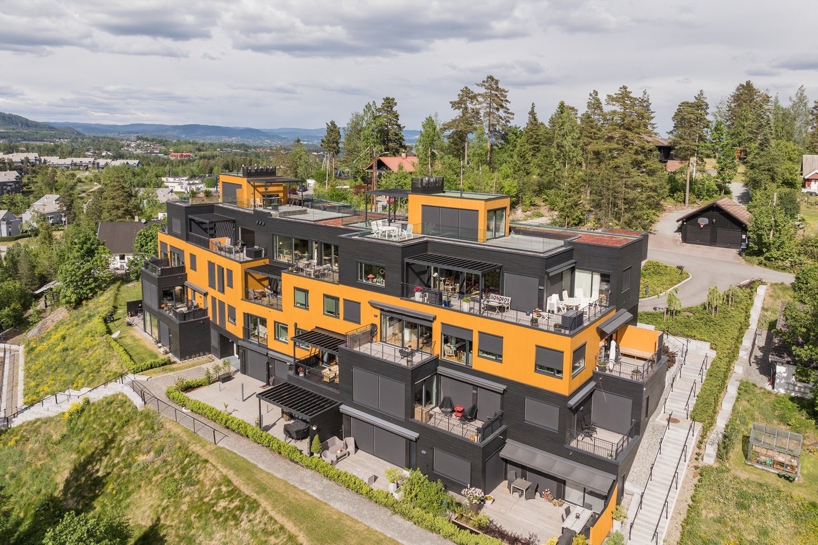 Dette er en lys og moderne 3-roms leilighet fra 2019, beliggende i byggets 2. etasje. Galleribilde