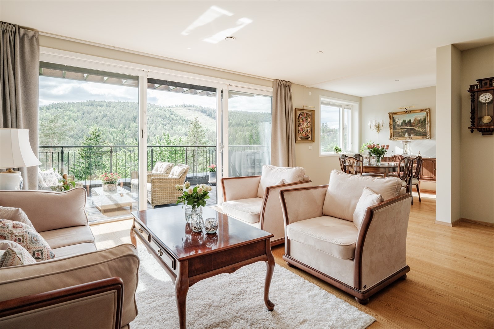 Alternativ innredning med spisestue og sittegruppe omvendt. Galleribilde